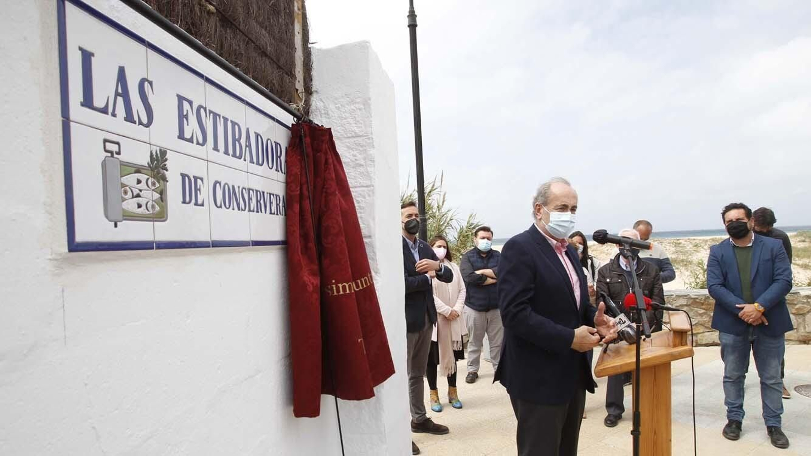 Las fotos de la inauguración de la calle Estibadoras de la Conservera en Tarifa