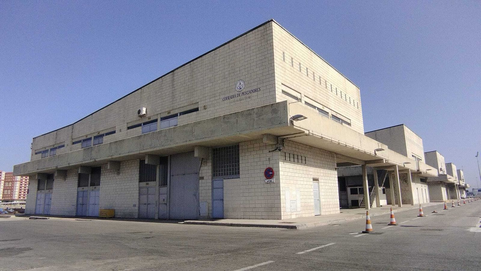 Uno de los locales de armadores que serán demolidos.