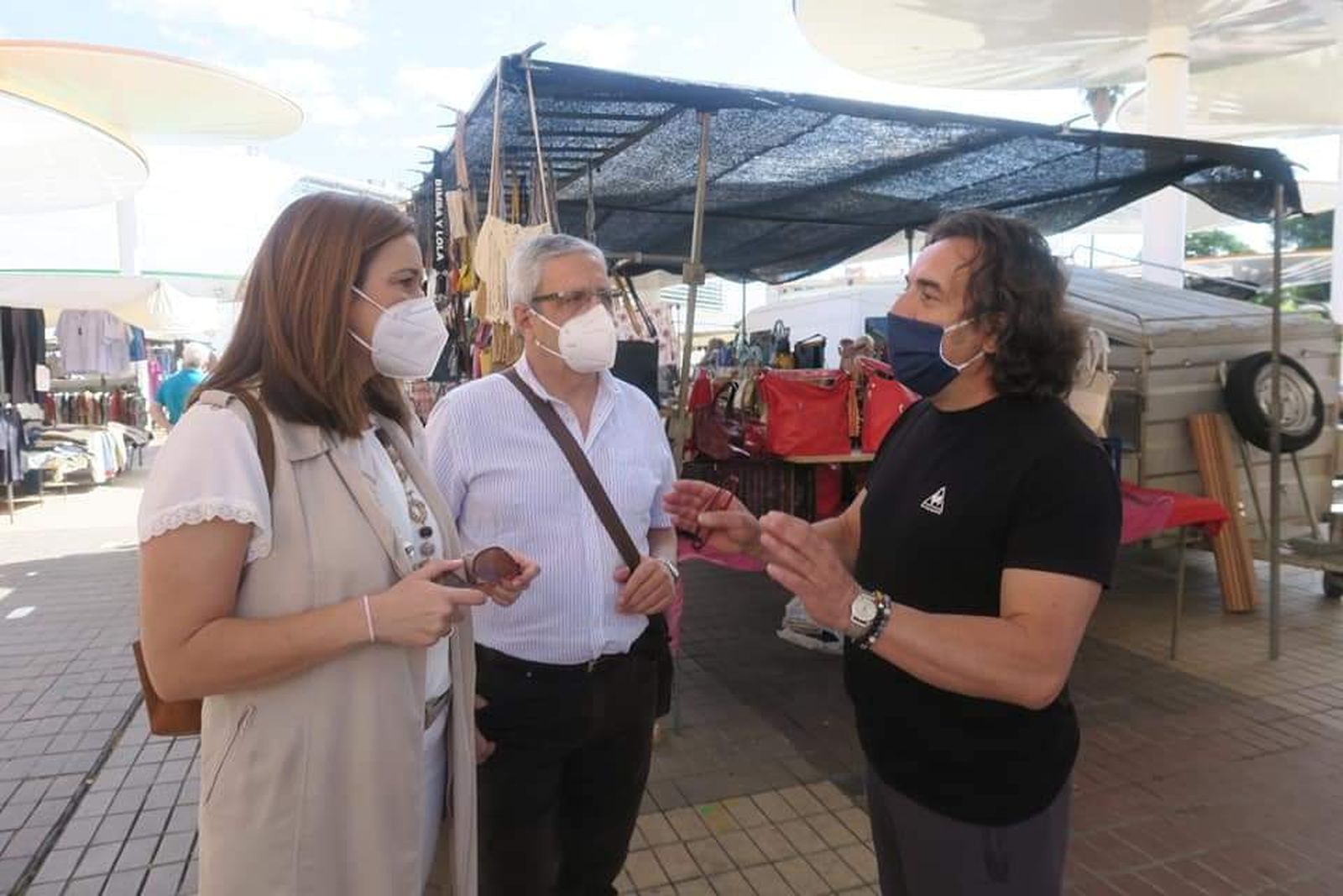 Los ediles socialistas Carmen Campos y José Rojas conversan con un vendedor ambulante.