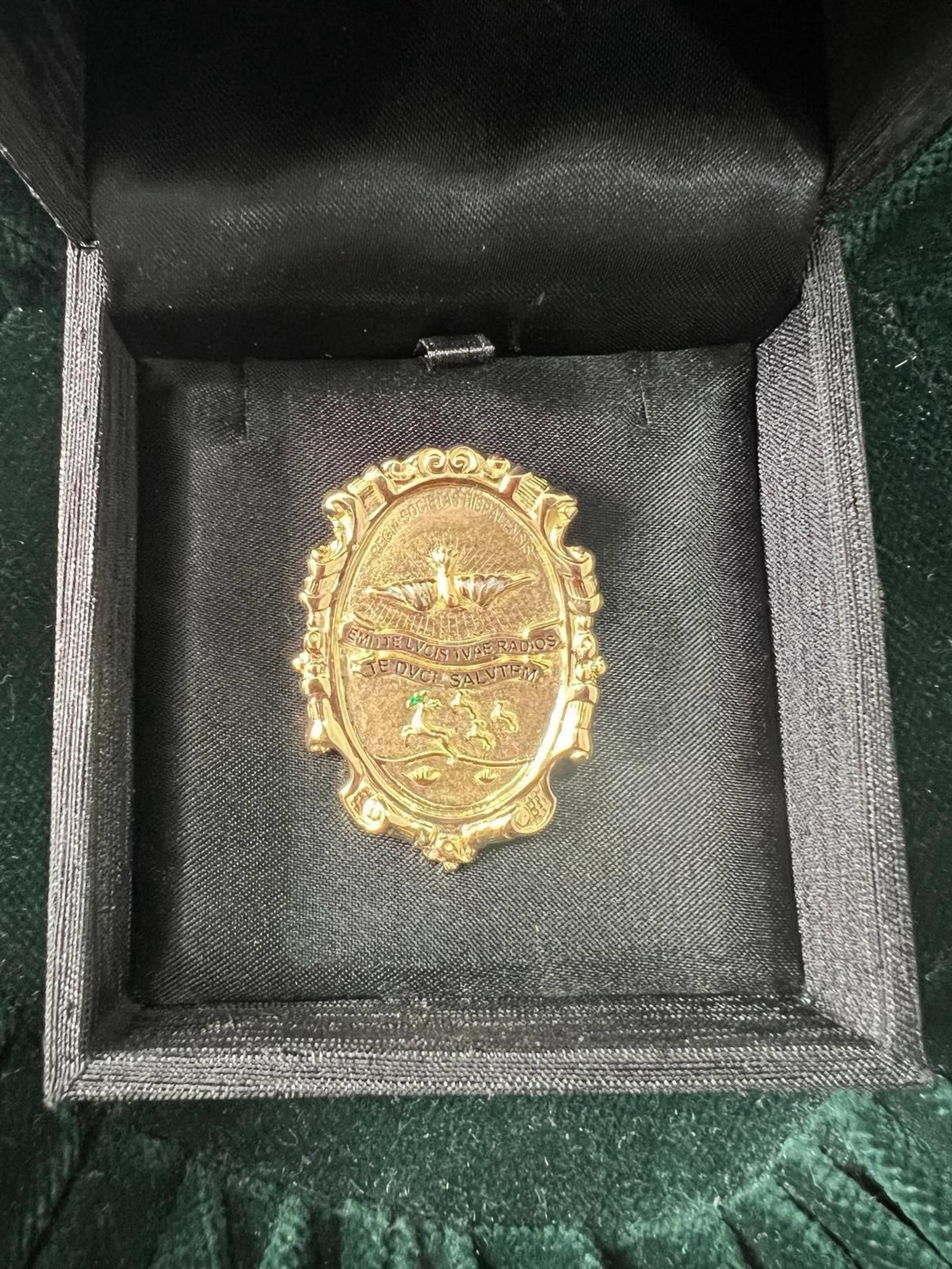 La medalla tiene las mismas dimensiones que la que portan los hermanos de Los Estudiantes