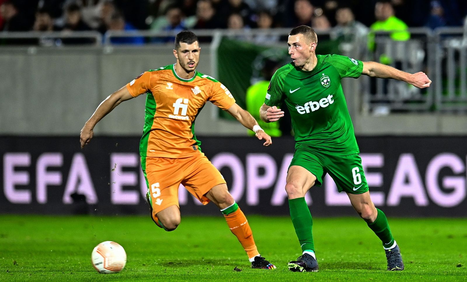 Guido Rodríguez presiona a Piotrowski en la cita ante el Ludogorets.