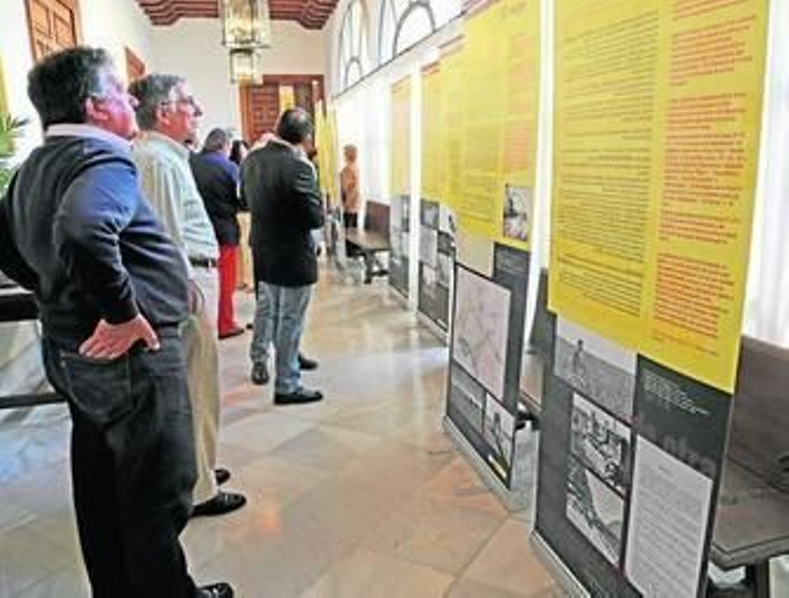 Algunos de los paneles de 'Colonización y Memoria' que se exponen en el Consejo Regulador, ayer.