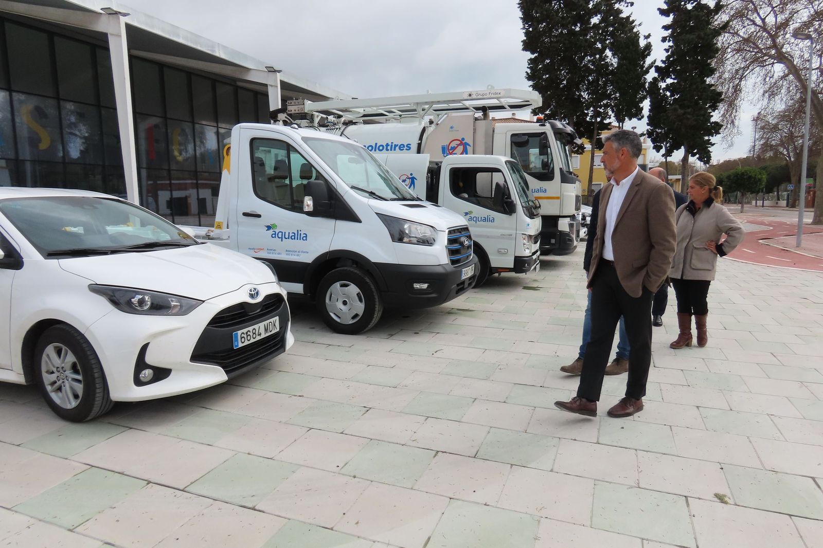 El alcalde, Javier Ruiz Arana, observa los nuevos vehículos de la flota del Servicio de Aguas.