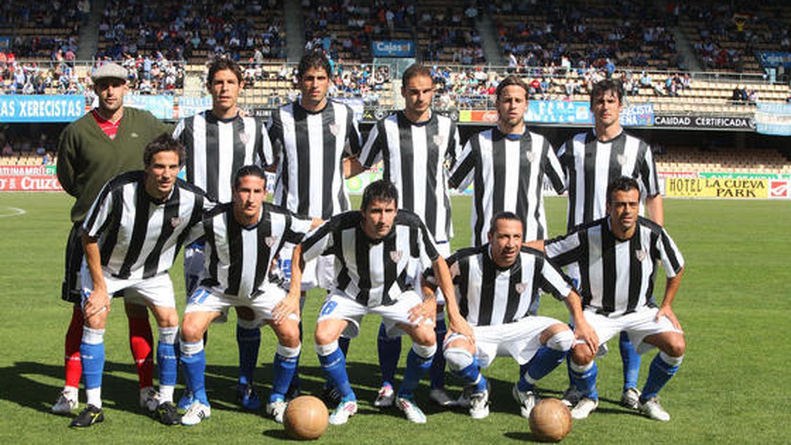 El Xerez CD, el día de la presentación en mayo de 2011 de la equipación blanca y negra en Chapín.
