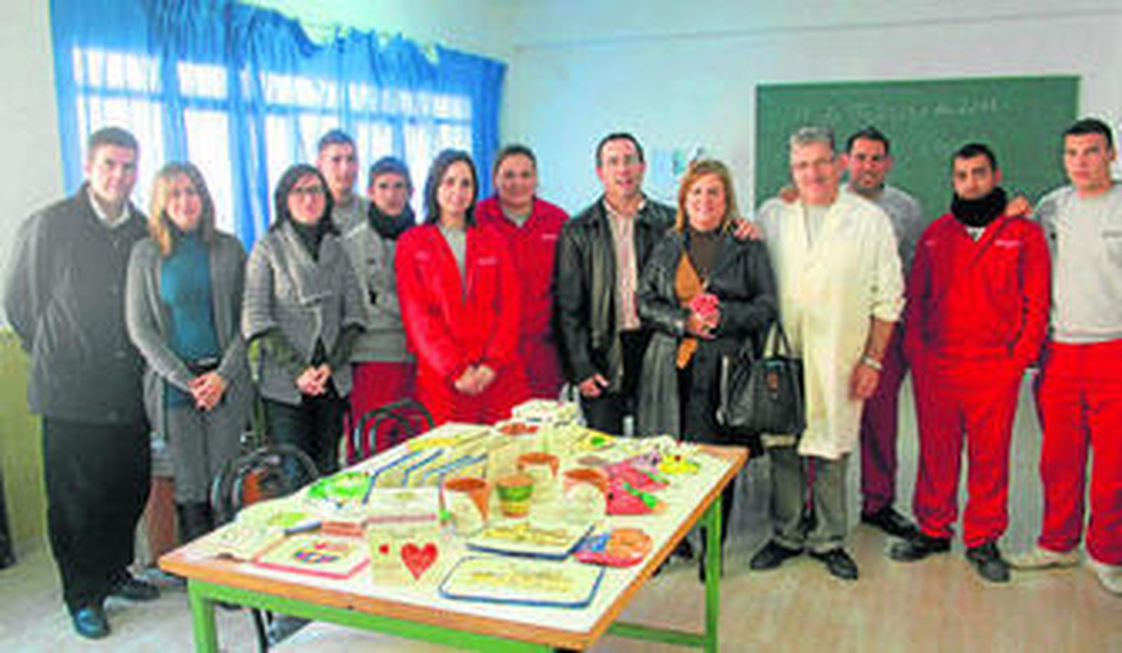 Pérez Laborda junto al alcalde de Albox, José García, y los beneficiarios del taller.
