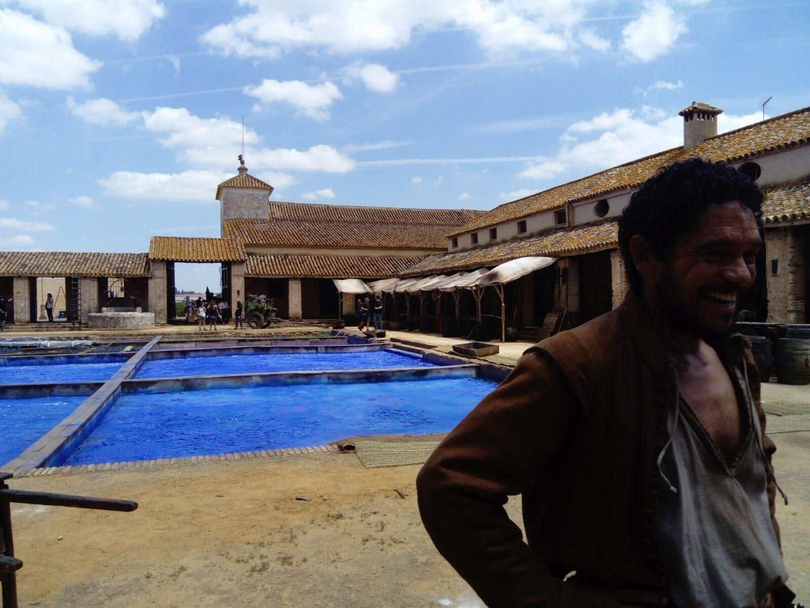 El actor Pablo Molinero ante los vasos de la recreación de la fábrica de añil sevillana para la serie 'La peste'.