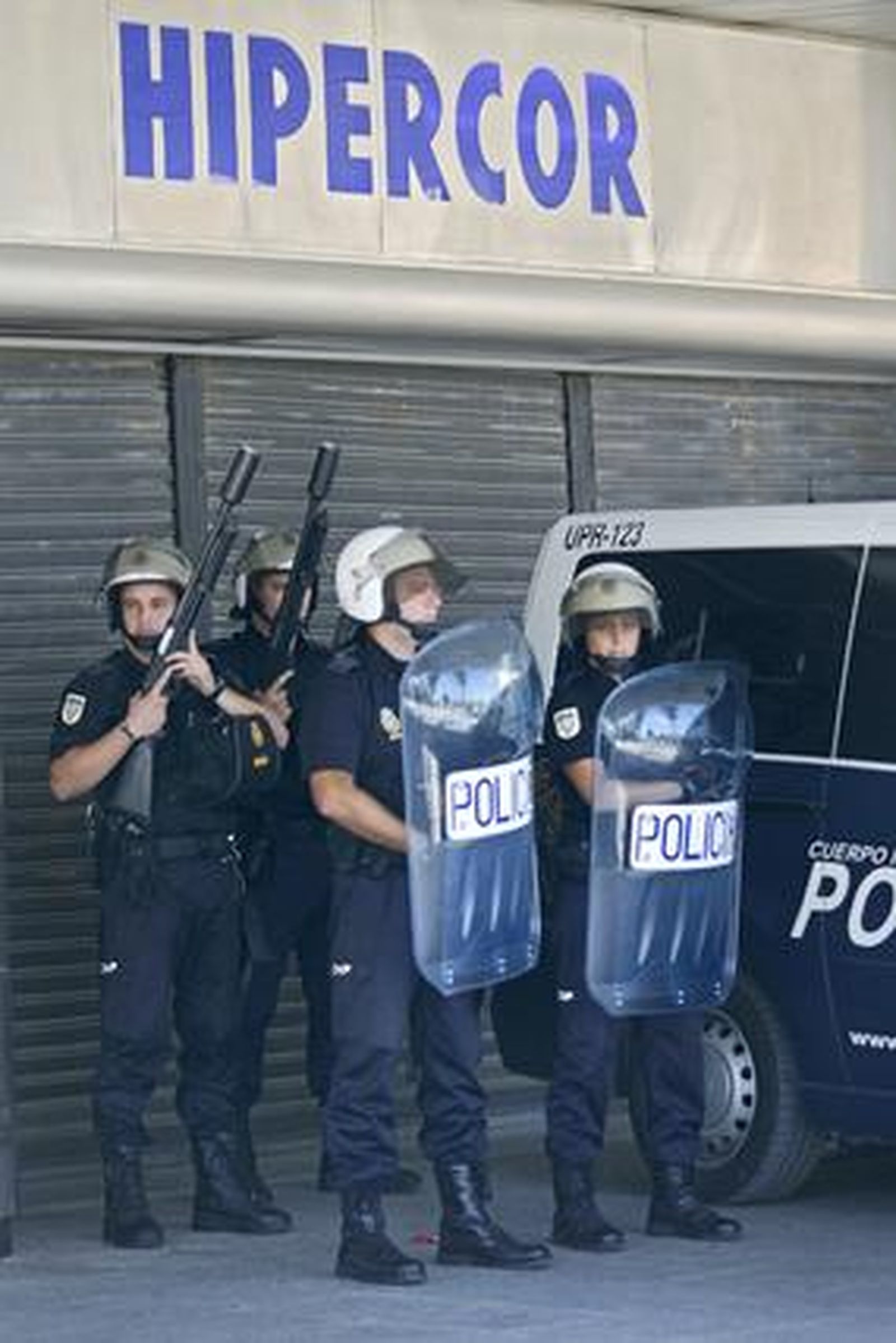 Los piquetes tomaron el centro de la capital desde primera hora de la mañana para impedir la apertura de comercios y empresas. /Joaquín Pino