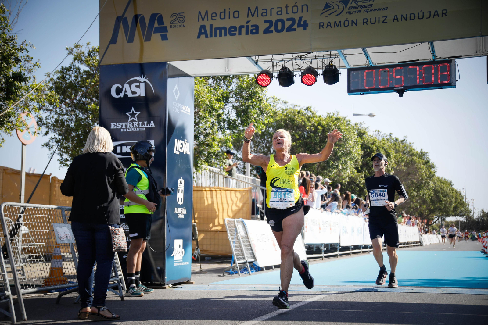 Imágenes de la llegada de la Media maratón Ciudad de Almería