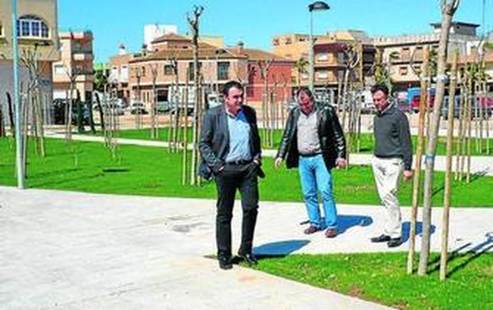 Momento de la visita del alcalde a la nueva zona verde.