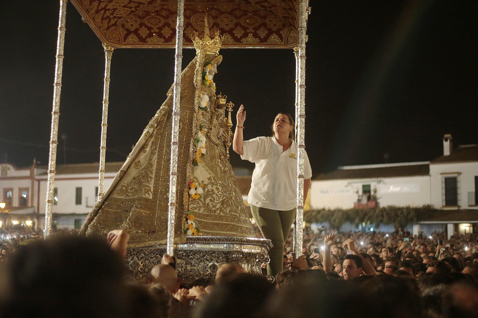 El Rocío 2023: Salto a la reja y procesión de la Virgen del Rocío en imágenes