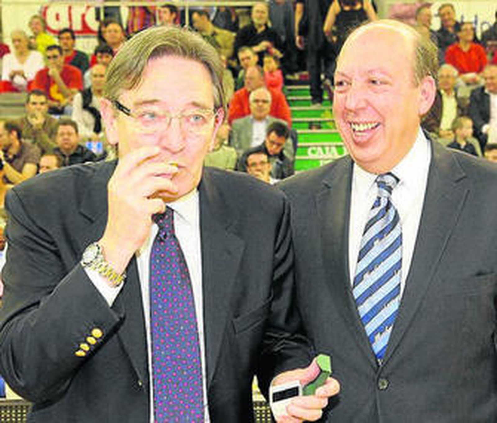 Juan Casas besa la insignia del club ante Ramiro Pérez de la Blanca.