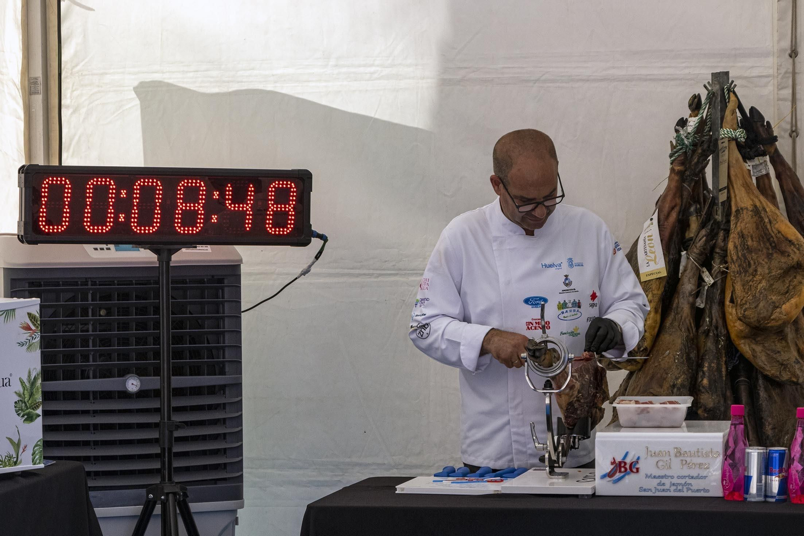 Imágenes del inicio del intento de conseguir el récord Guinnes de cortar jamón en Huelva