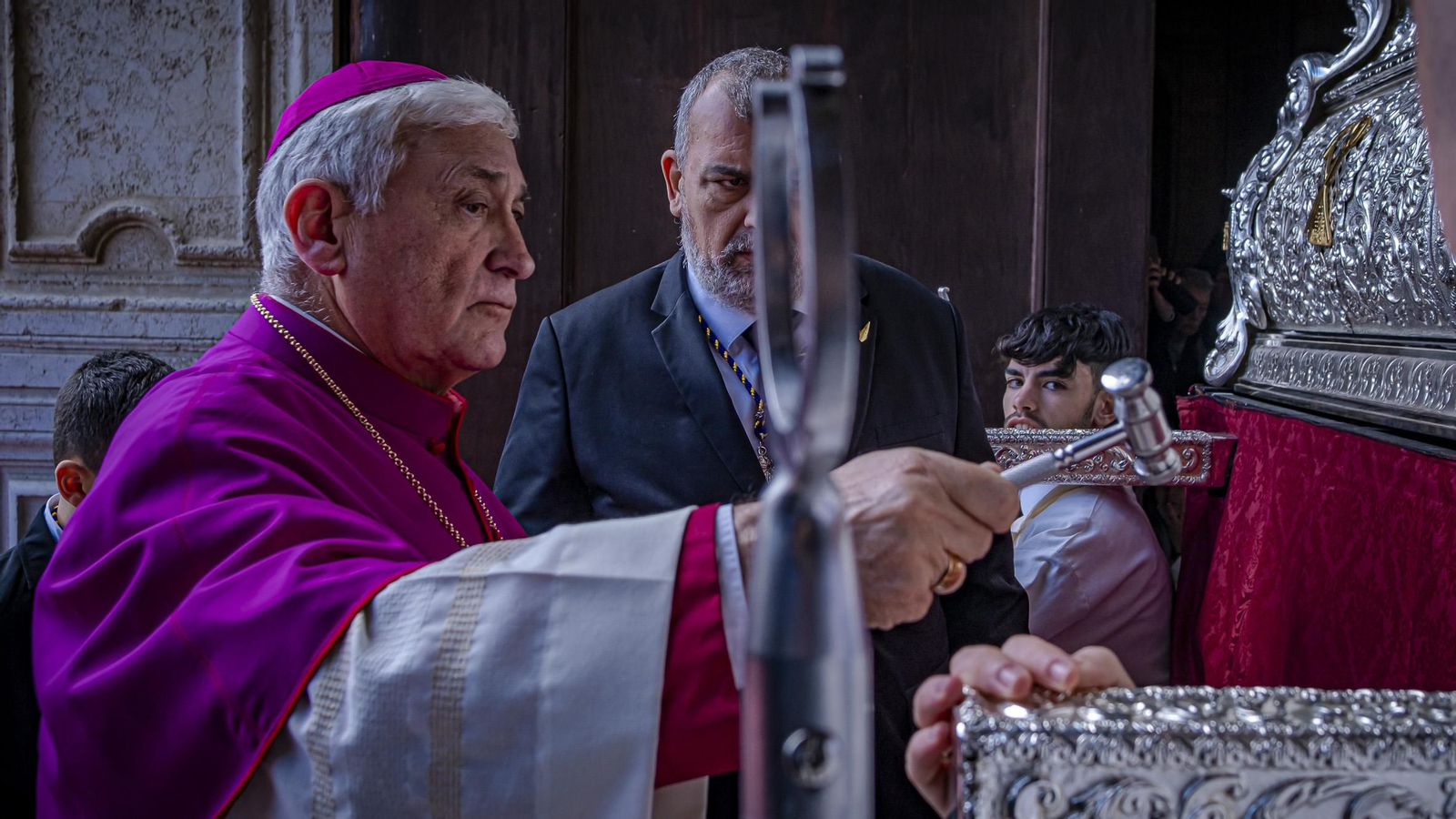 Las imágenes del Pontifical y salida del Resucitado de Catedral en la Semana Santa de Cádiz 2025