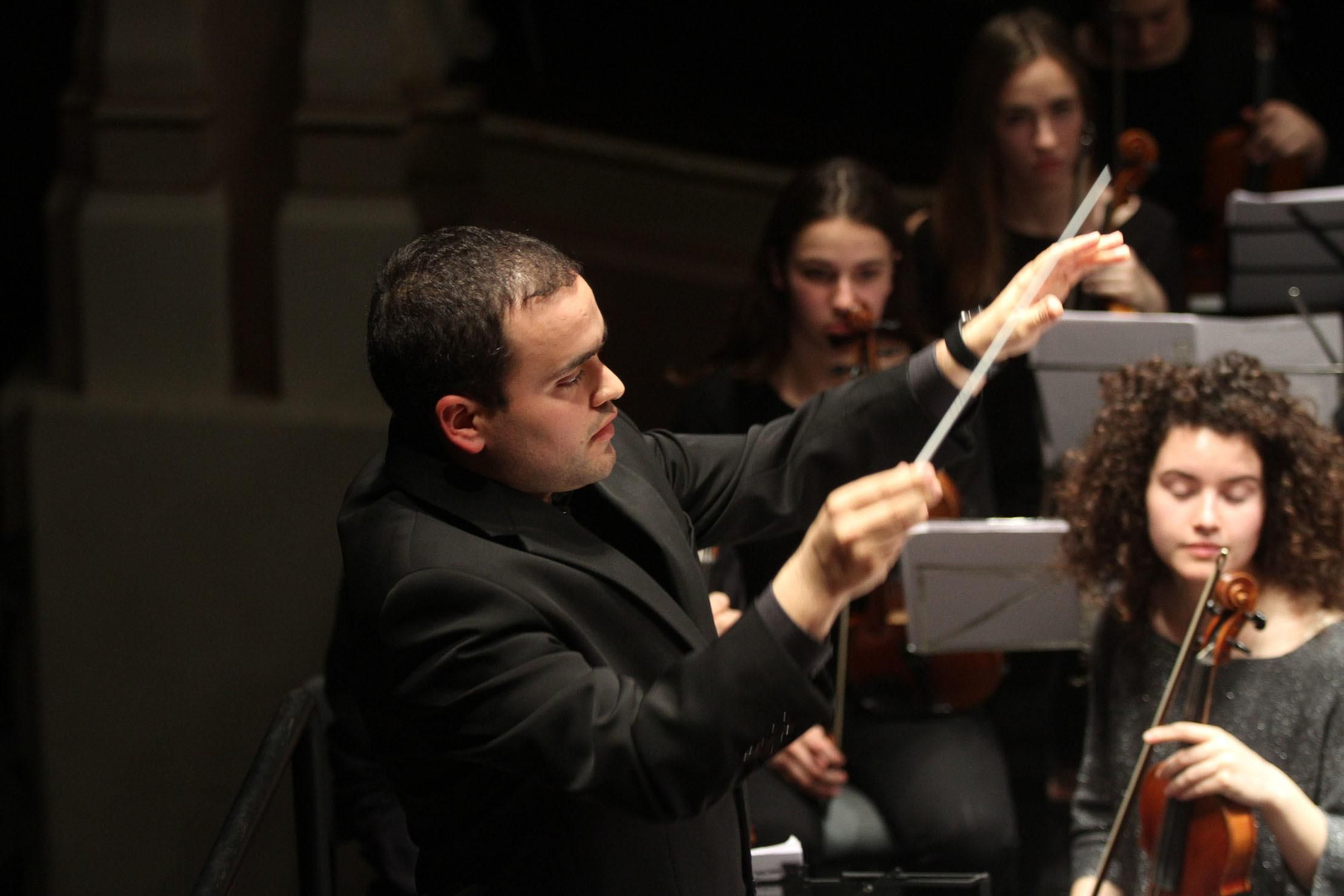 La Asociación de Industrias Químicas, Básicas y Energéticas de Huelva (Aiqbe) organiza un concierto que corre a cargo de la Orquesta Sinfónica del Conservatorio Profesional de Música de Huelva 'Javier Perianes'
