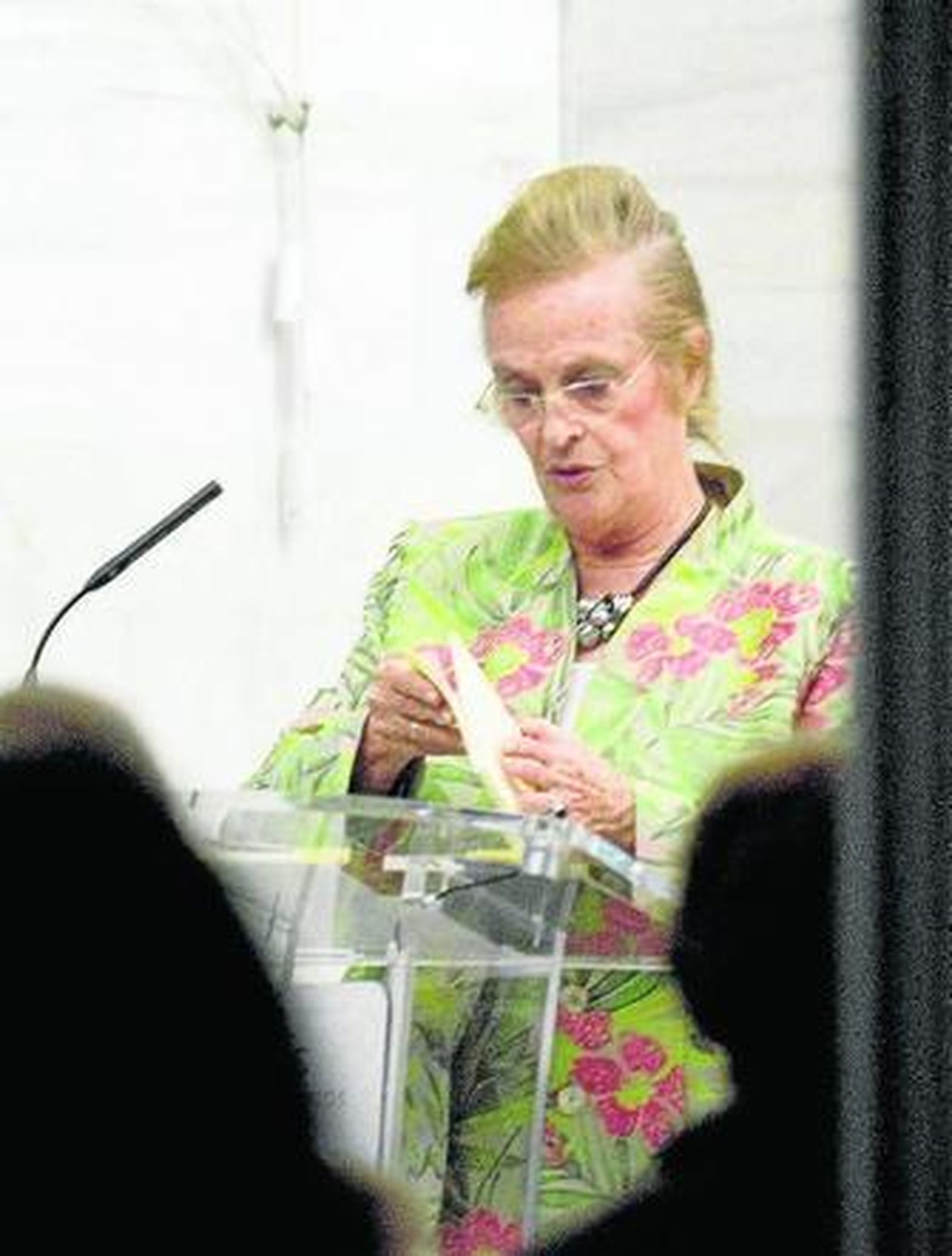María Victoria Atencia, en una lectura poética en el Palacio de los Patos, en Granada.