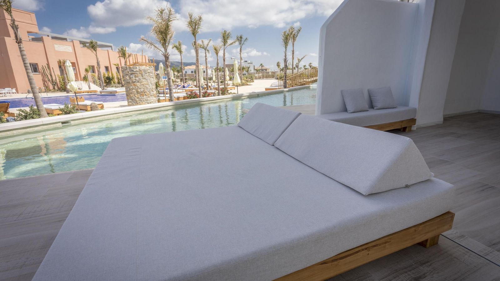 Terraza de la habitación swim up, con salida directa a una piscina.