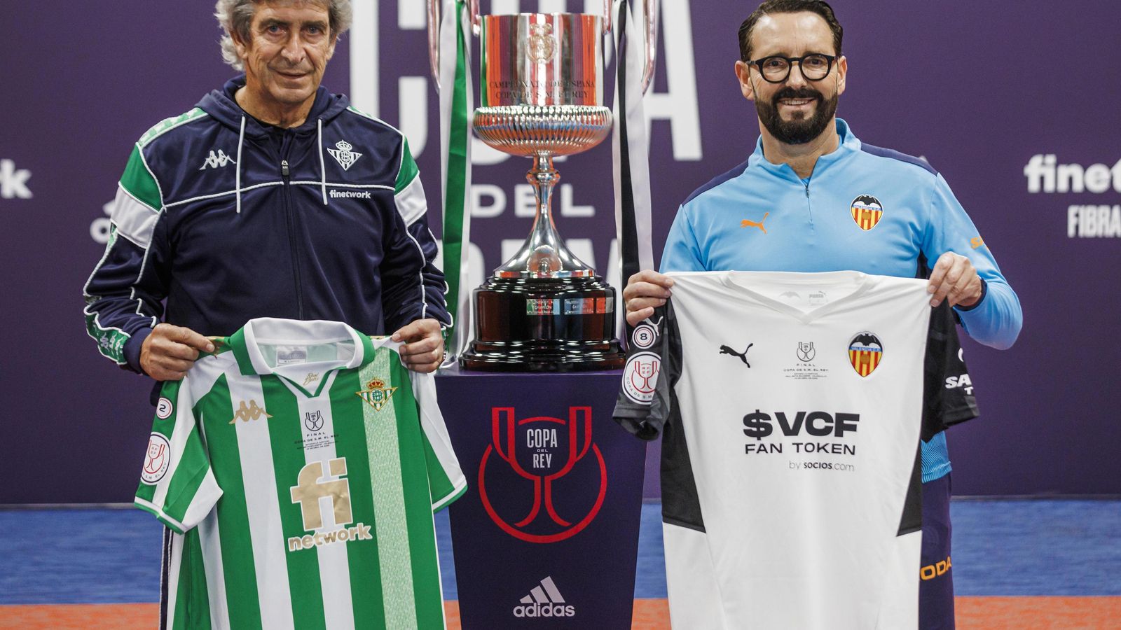 Pellegrini y Bordalás posan con las camisetas de sus equipos.