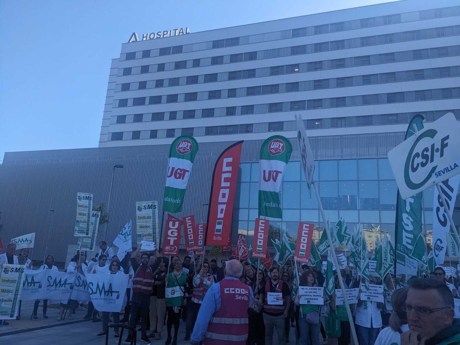 Un momento de la concentración a las puertas del Hospital Militar.