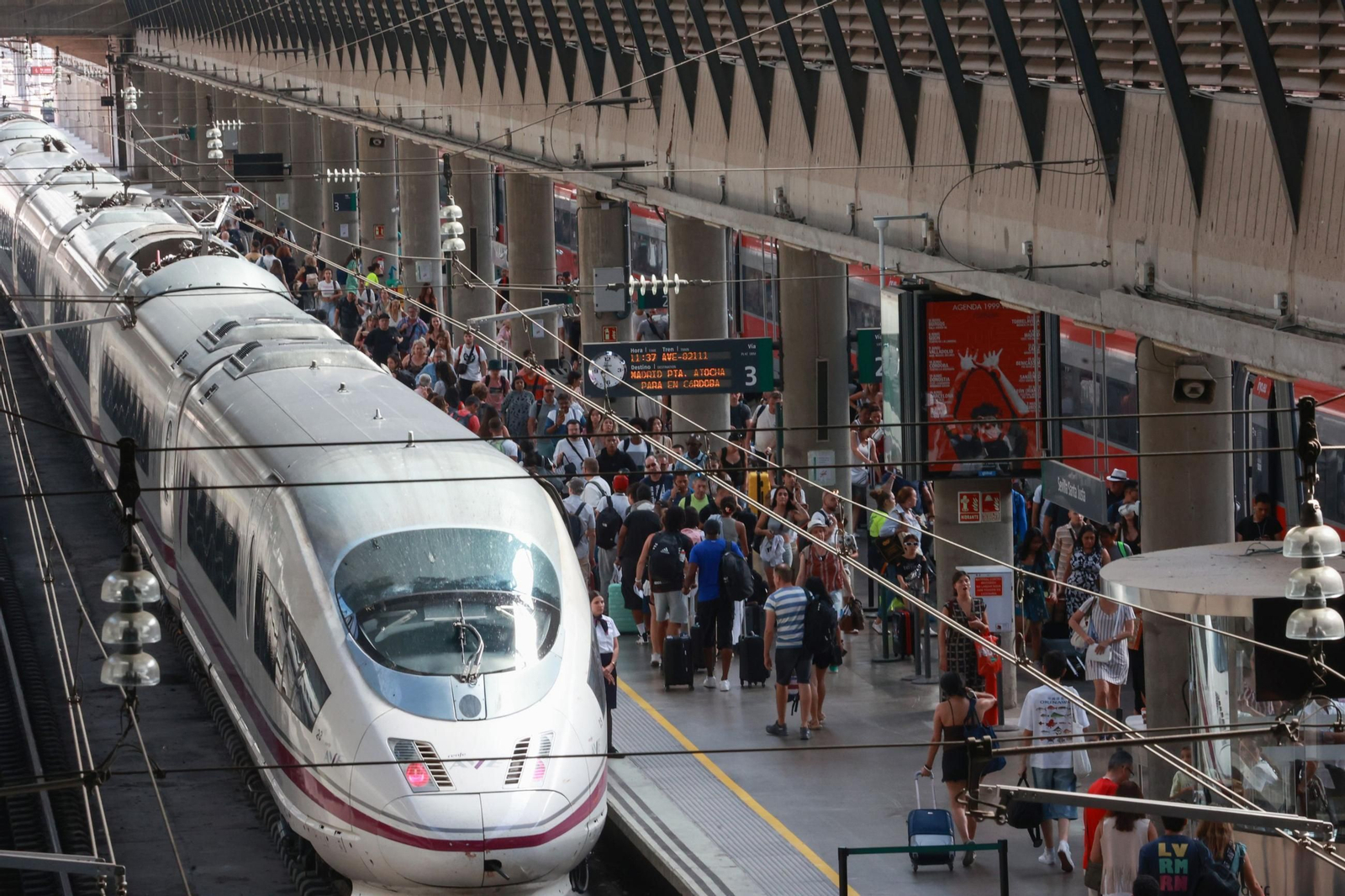 Un tren AVE en Santa Justa