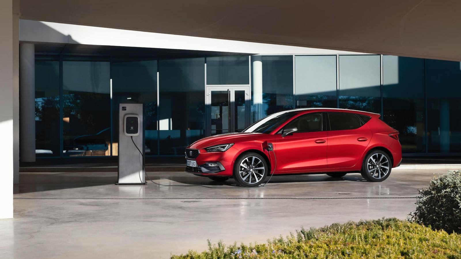 La batería puede recargarse con potencias de hasta 3,6 kW. Tiene una capacidad de 13 kWh, lo que permite al León homologar 64 km sólo con electricidad.