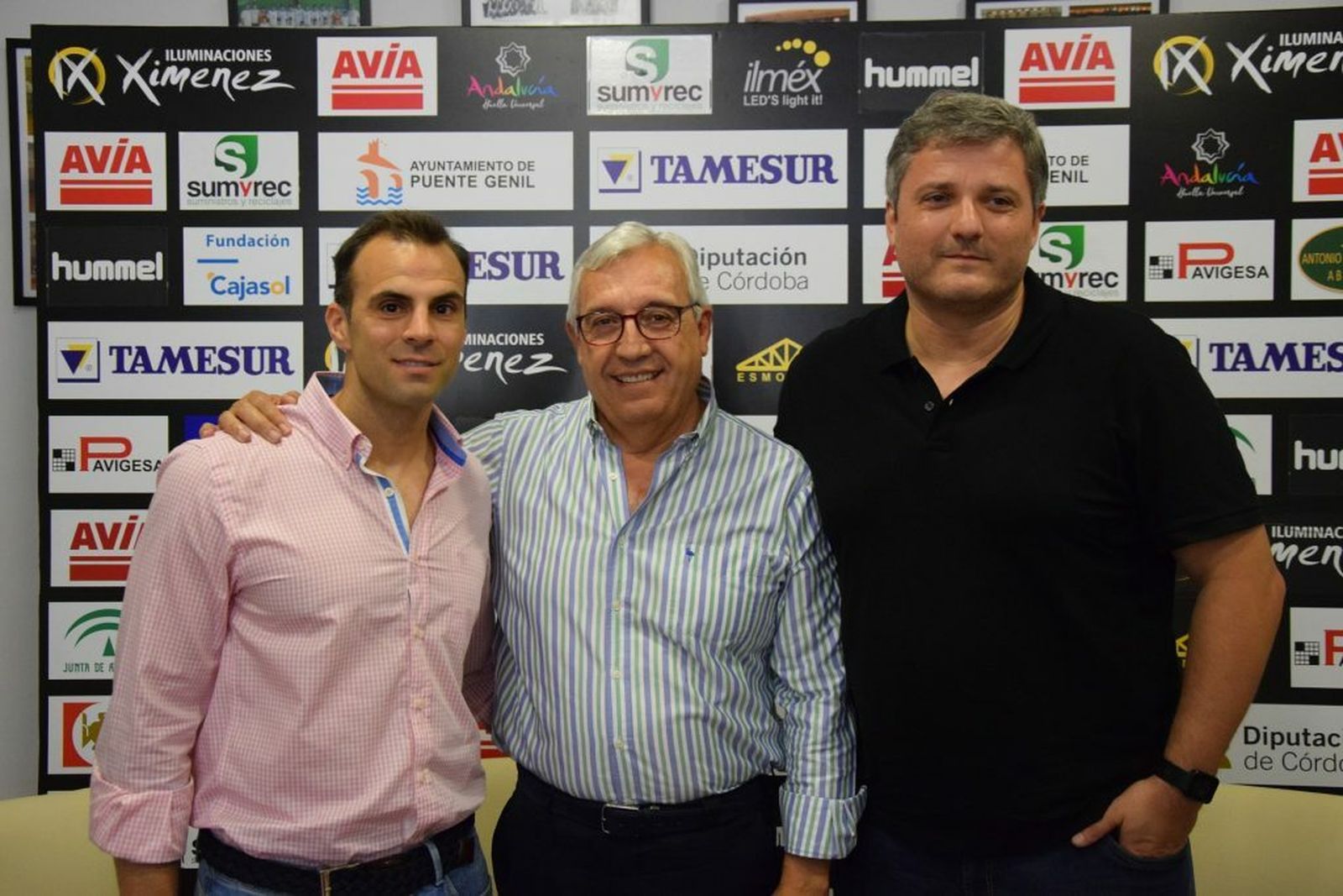 Paco Bustos, a la derecha, junto al presidente Mariano Jiménez (centro) y Moriana, su segundo.