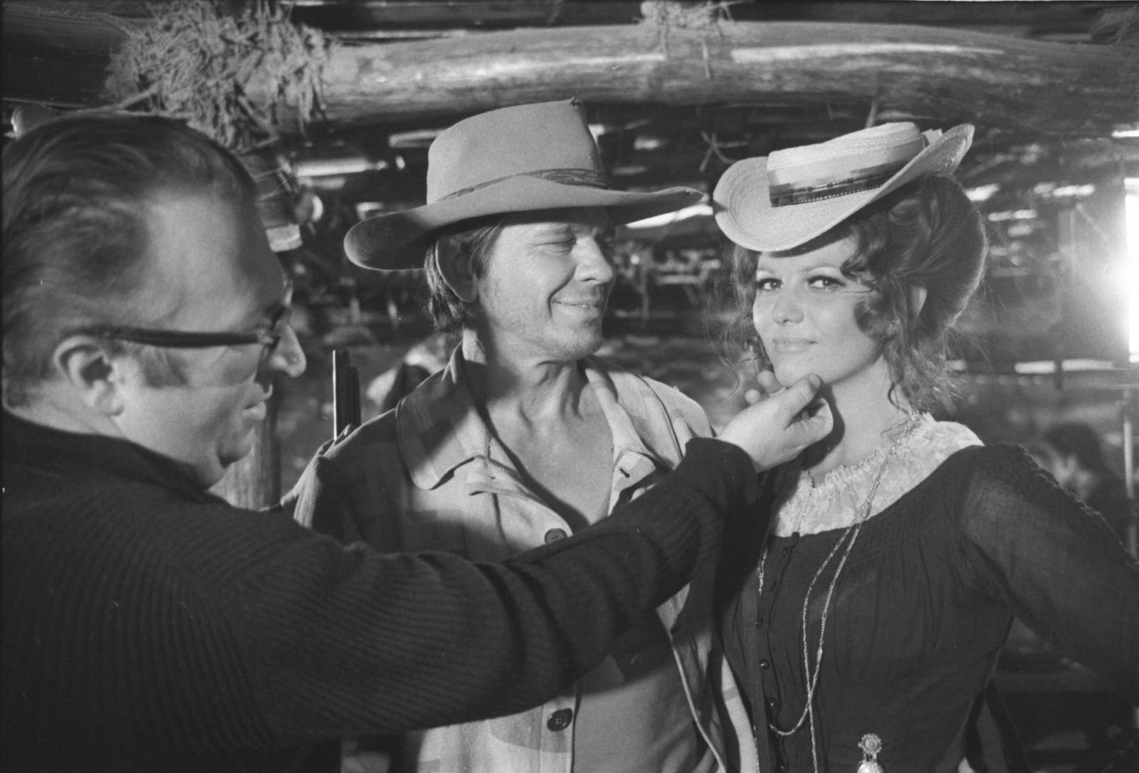 Sergio Leone da instrucciones a Charles Bronson y Claudia Cardinale en el rodaje de 'Hasta que llegó su hora'.