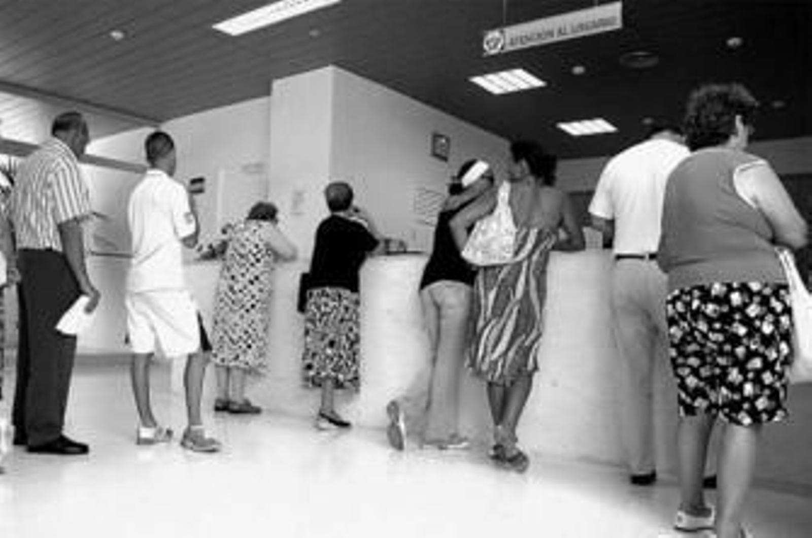 Pacientes esperan para pedir cita en el centro de salud de Huelin, en una imagen de archivo.