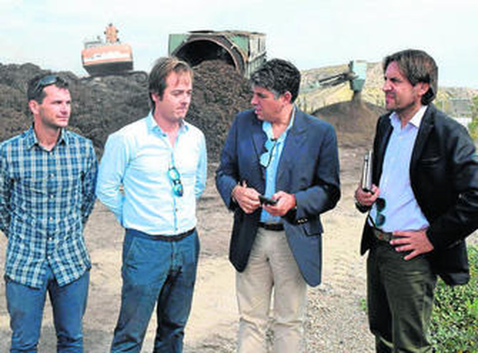 Miguel Cazorla y rafael Burgos han visitado la planta para comprobar si hay o no emisión de olores.