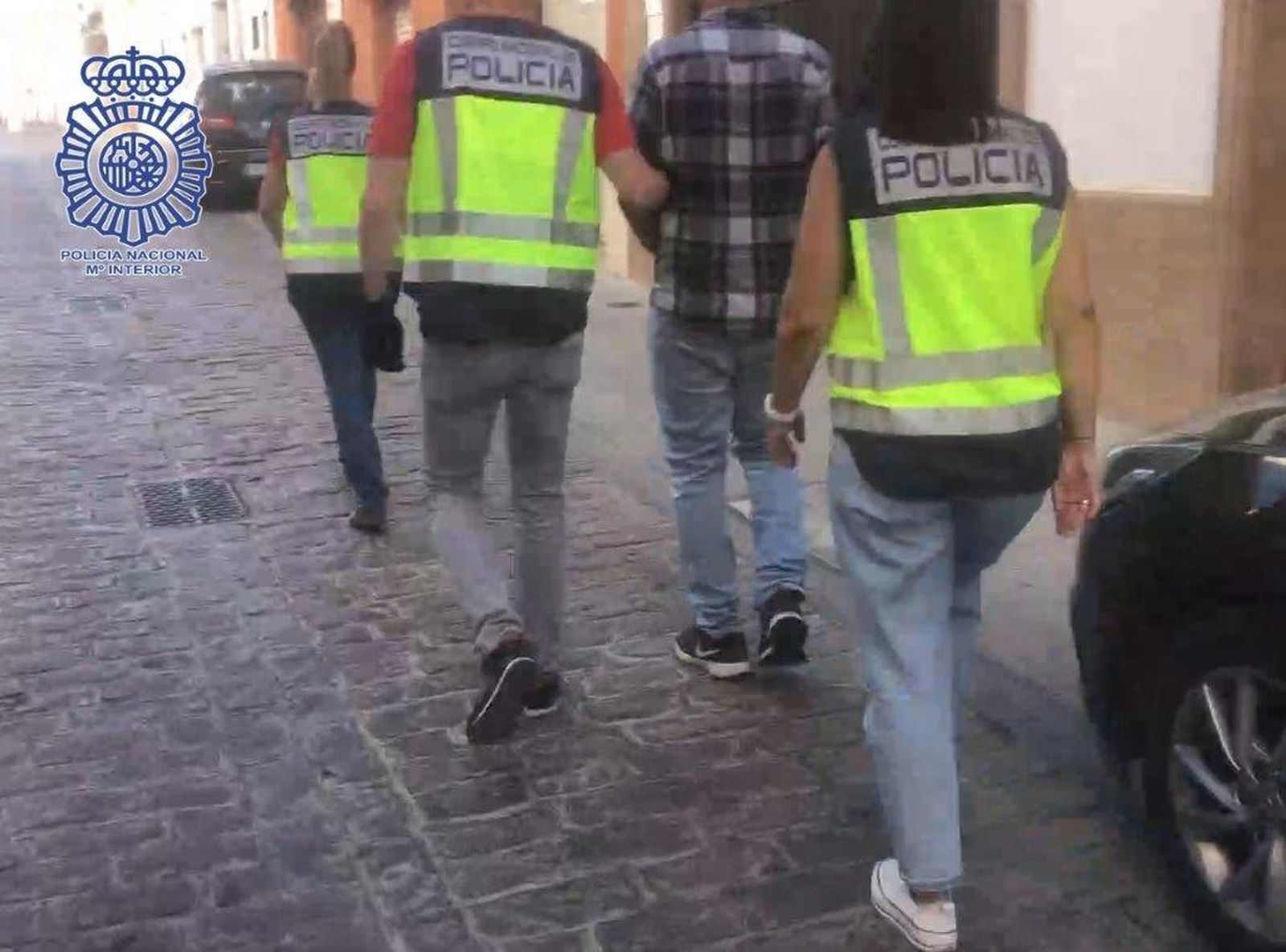 El detenido junto a varios policías nacionales tras su detención.