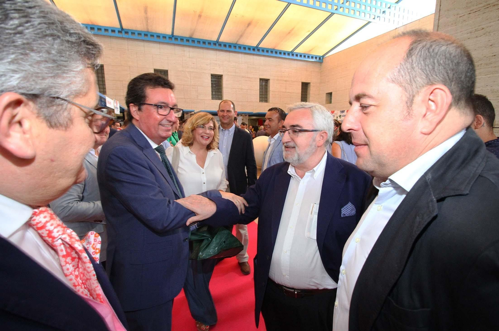 El presidente del PP de Huelva, Manuel Andrés González, saluda al empresario Vicente Simón, ante la mirada de la concejal Berta Centeno. El presidente del PP de Huelva, Manuel Andrés González, saluda al empresario Vicente Simón, ante la mirada de la concejal Berta Centeno.