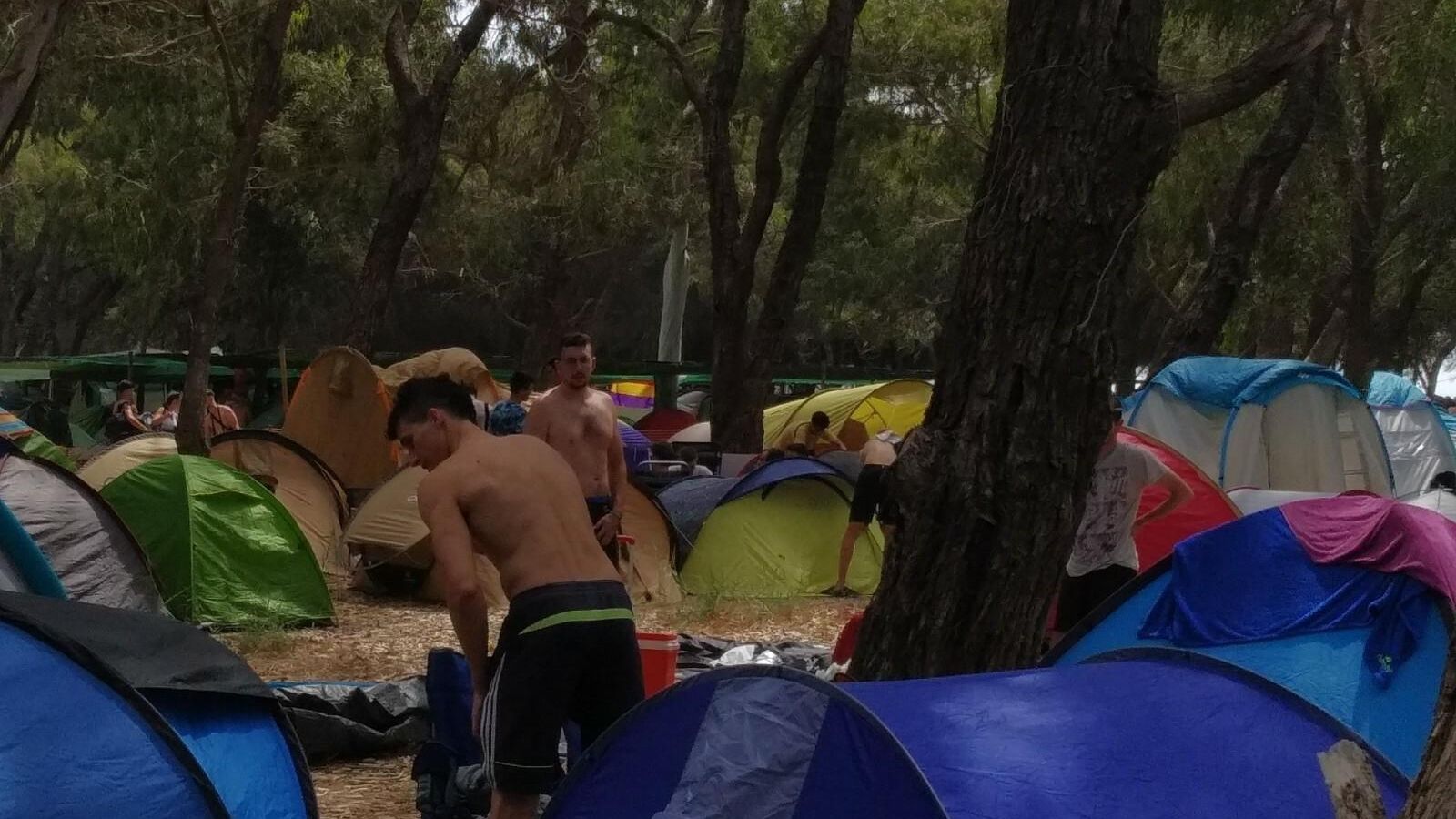 'Dreamers' en la zona de acampada.