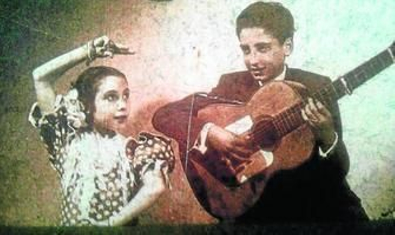 A los 12 años con su prima Pepi, con la que formó los Hermanos Montenegro.