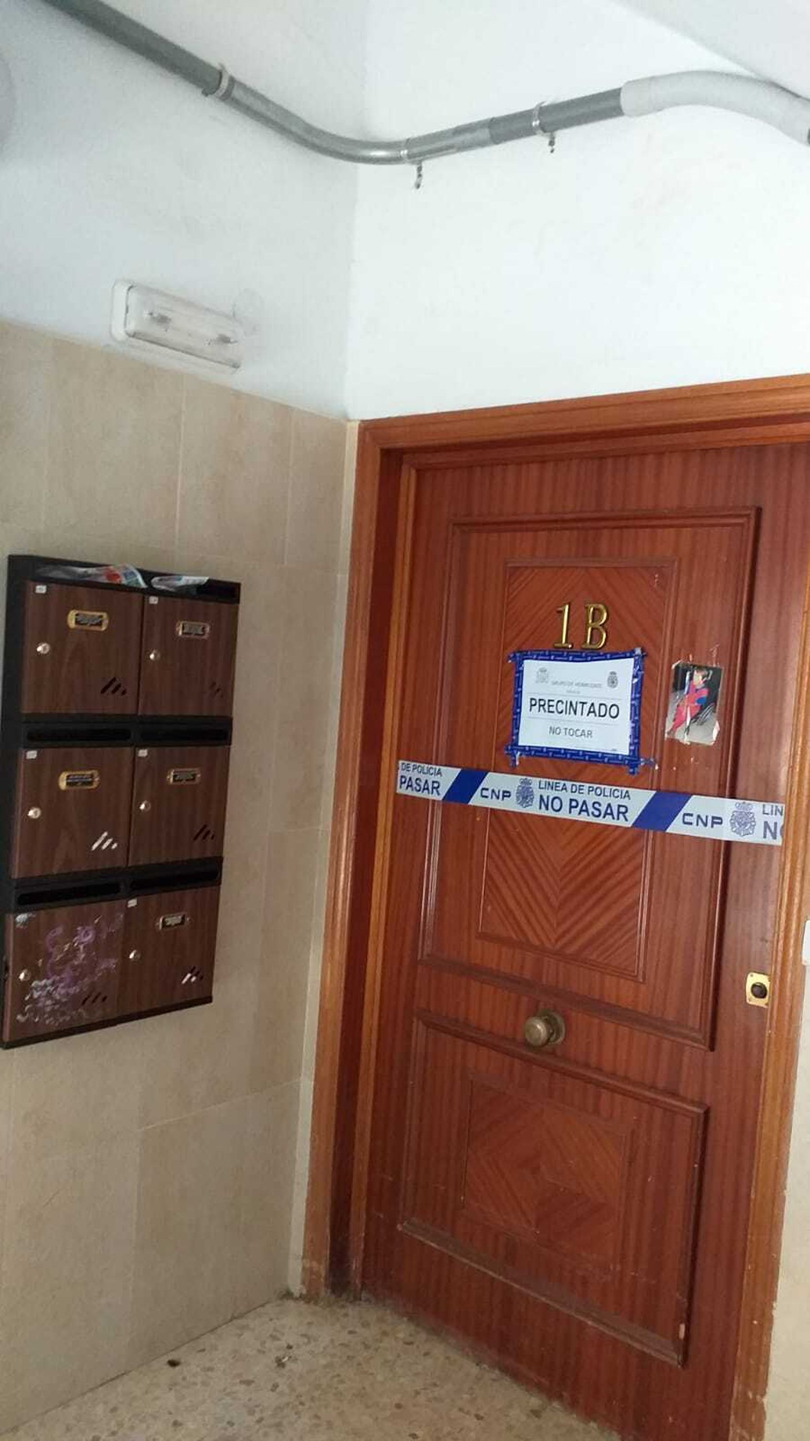 La puerta del piso, precintada por la Policía.