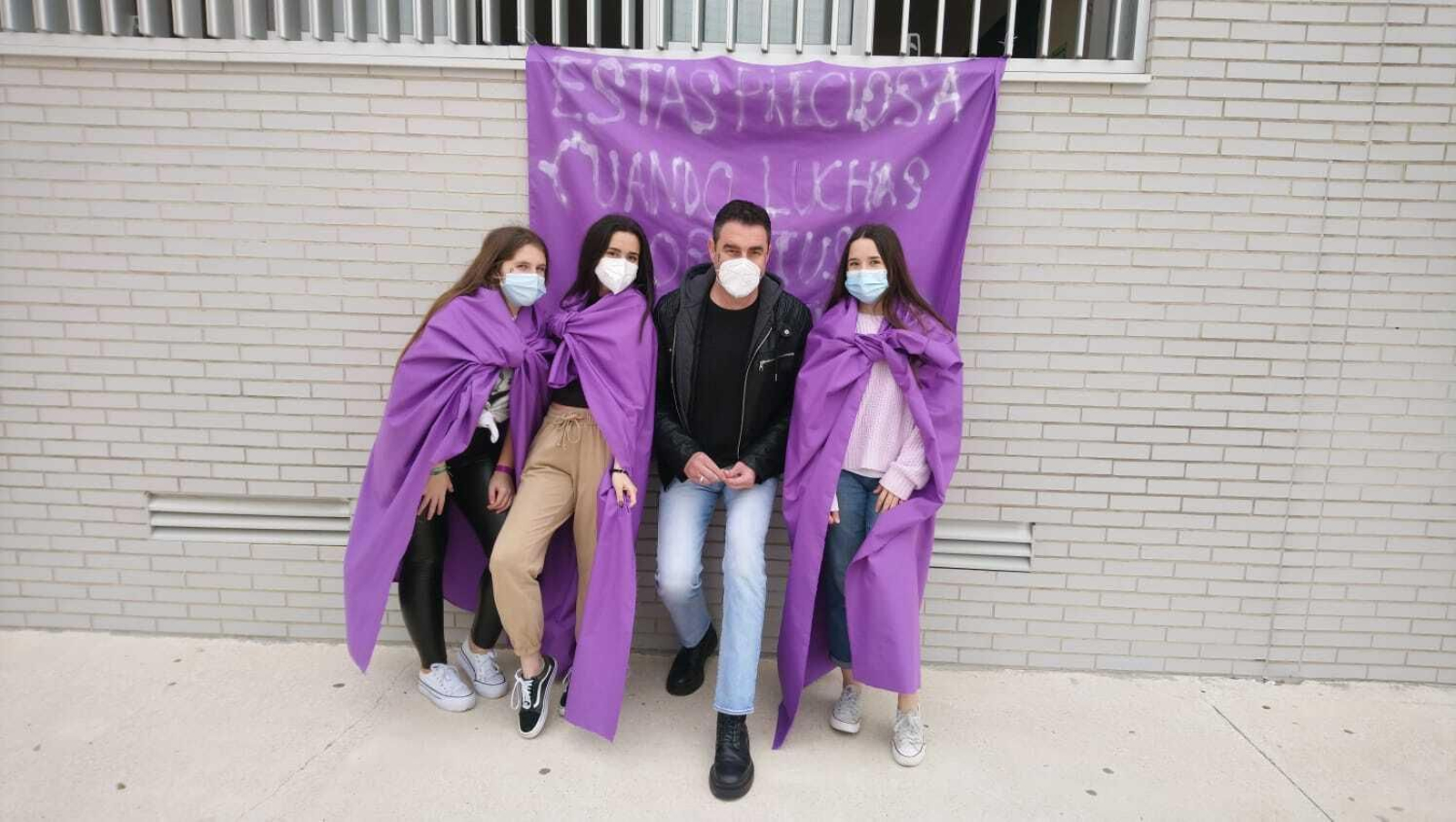 Varias alumnas del IES Lola Flores, con sus pancartas.