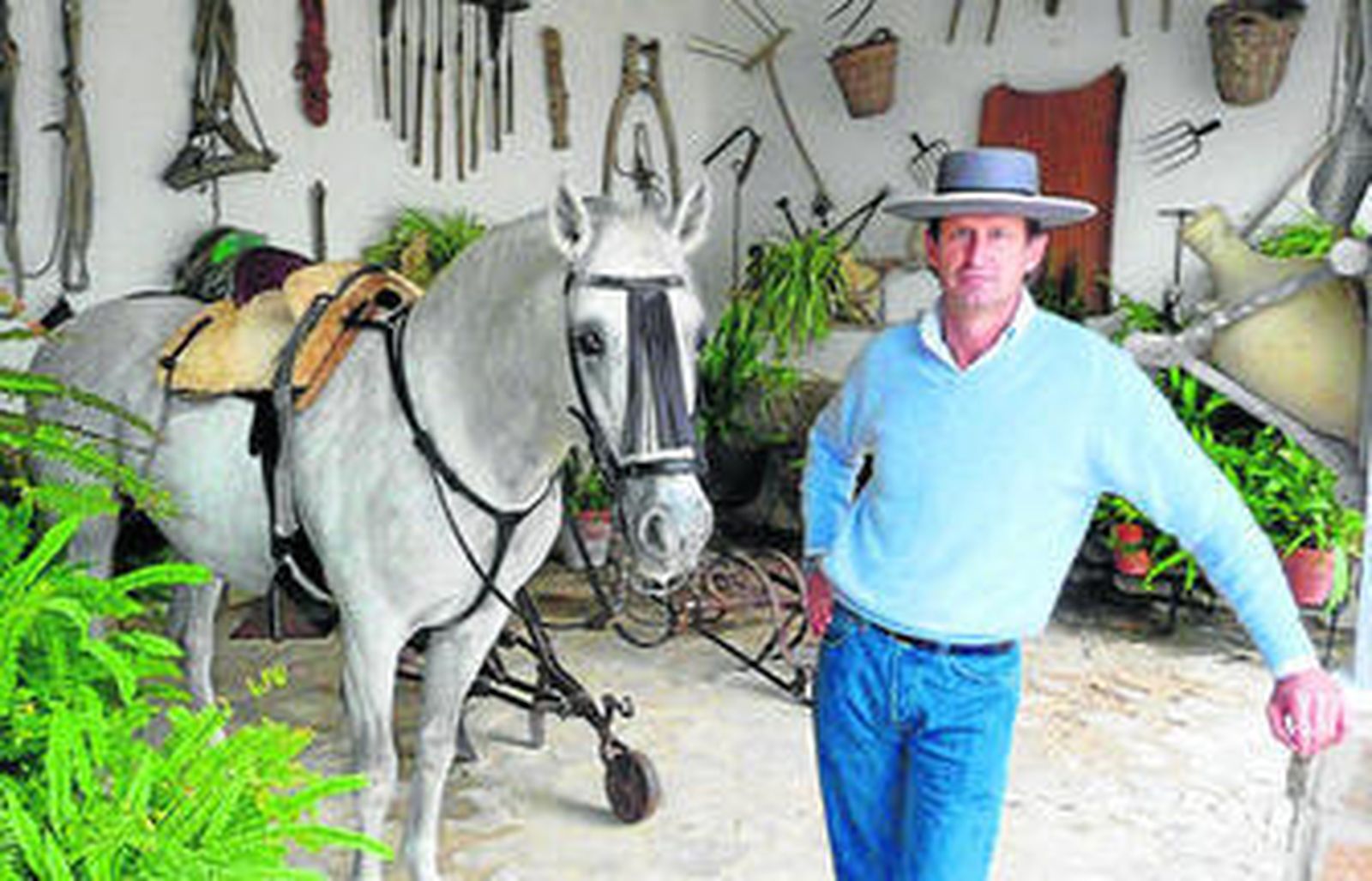 El rejoneador Antonio Domecq Domecq en 'Los Alburejos', en una pausa del meticuloso entrenamiento diario.