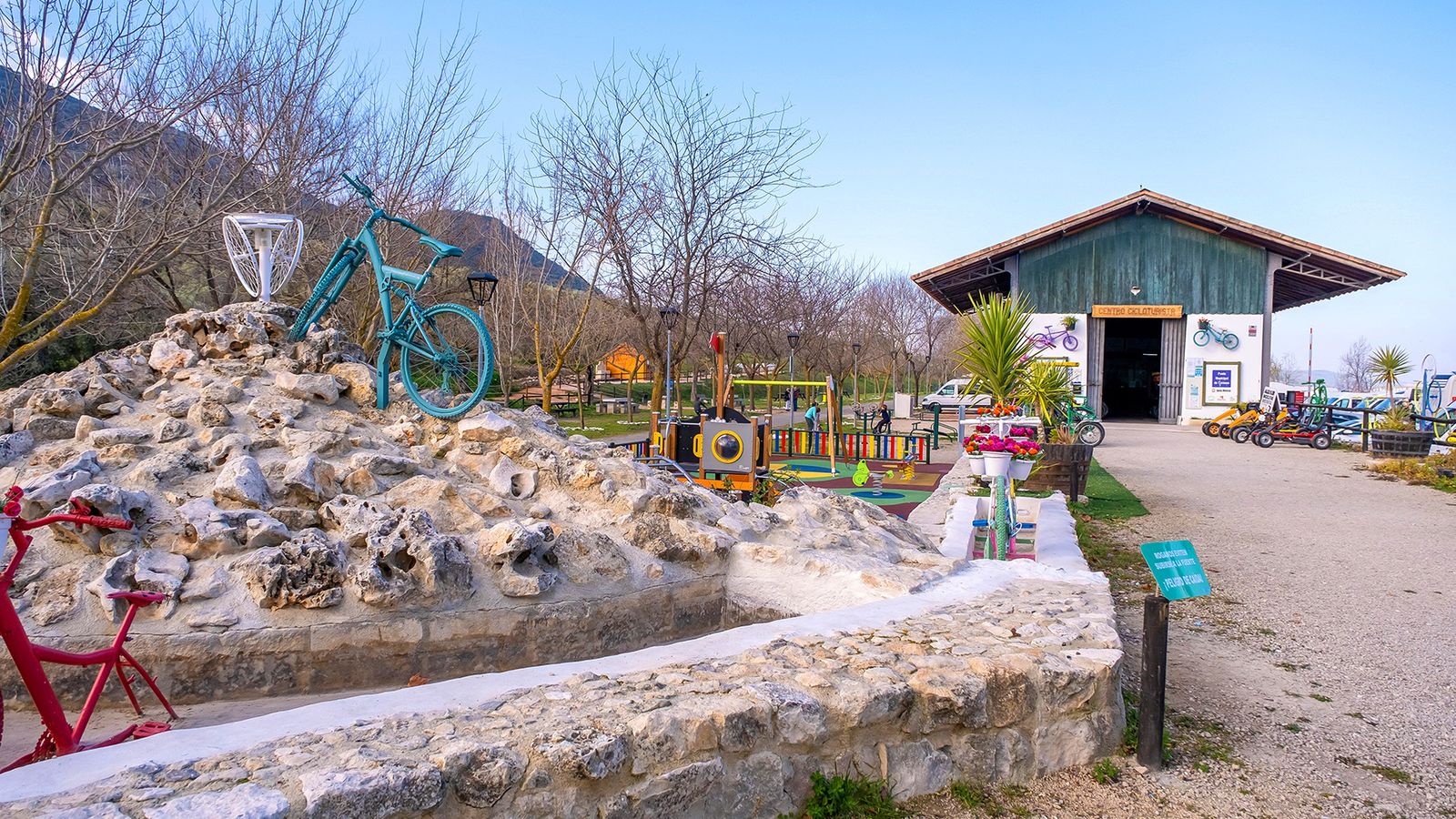 Nuevo parque infantil situado en el área de caravanas.