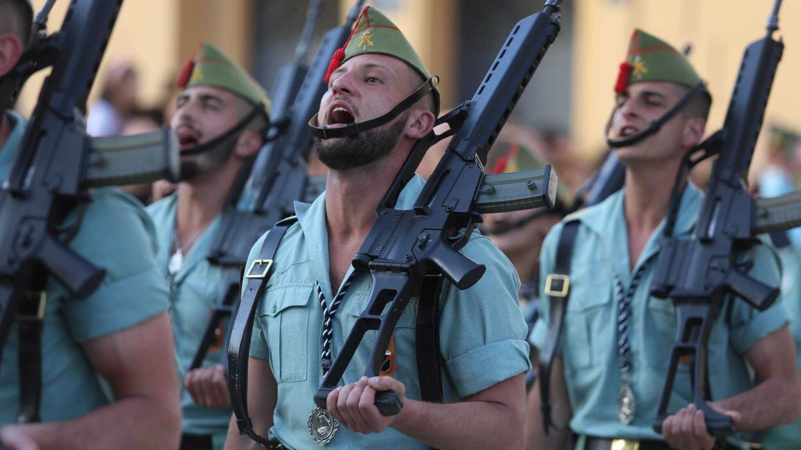 Legionarios desfilando con la cofradía de Mena