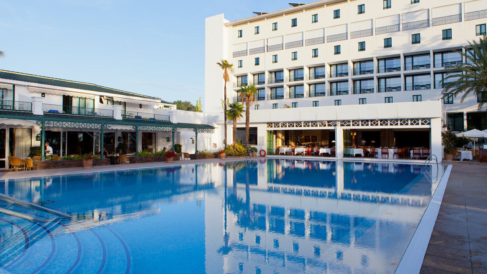 Vista de la piscina del hotel Los Monteros de Marbella.