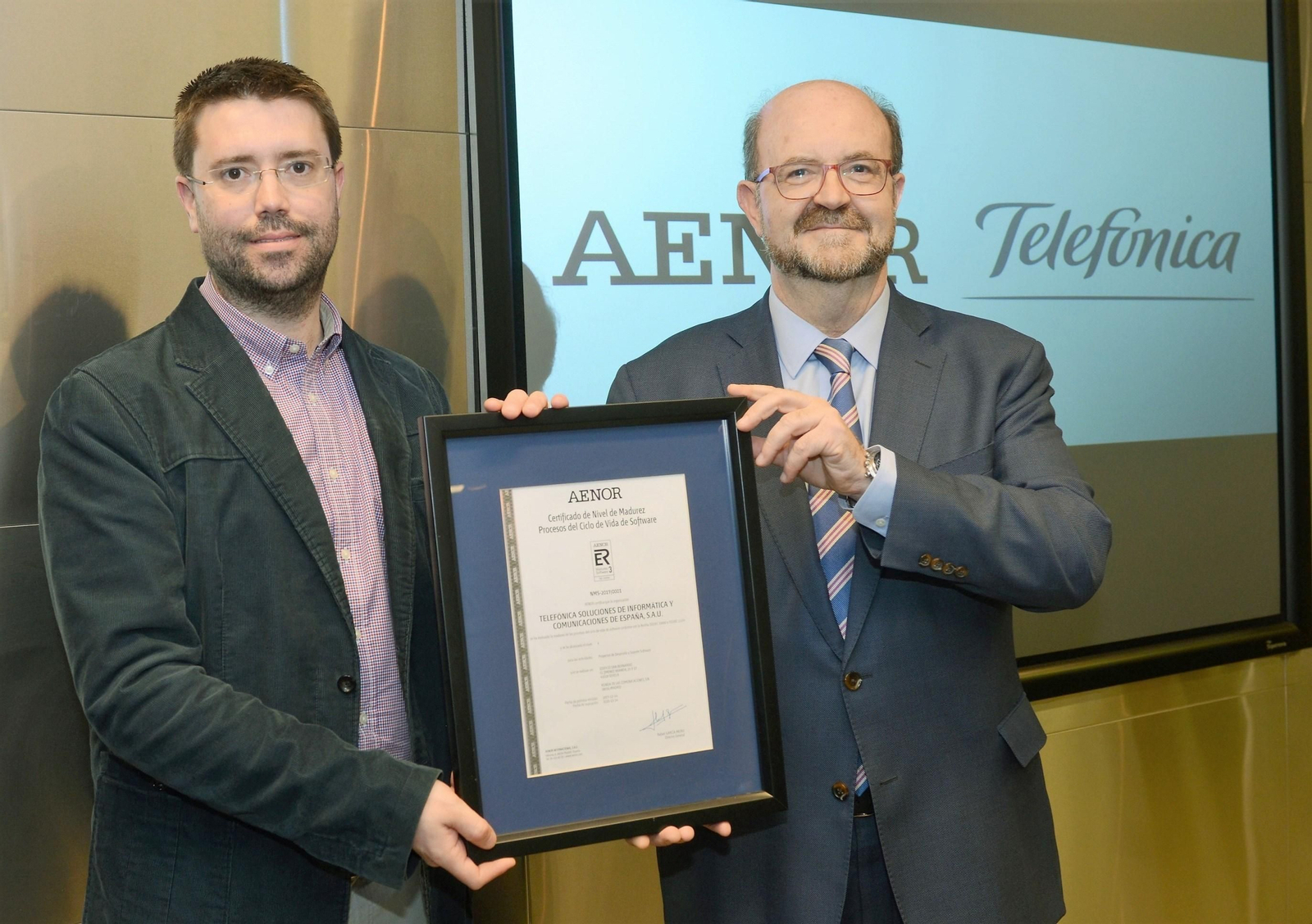 Javier Magdalena, director de Negocios Digitales de Telefónica, recibe el certificado de manos de Manuel Romero, director de Marketing Sectorial de Aenor.