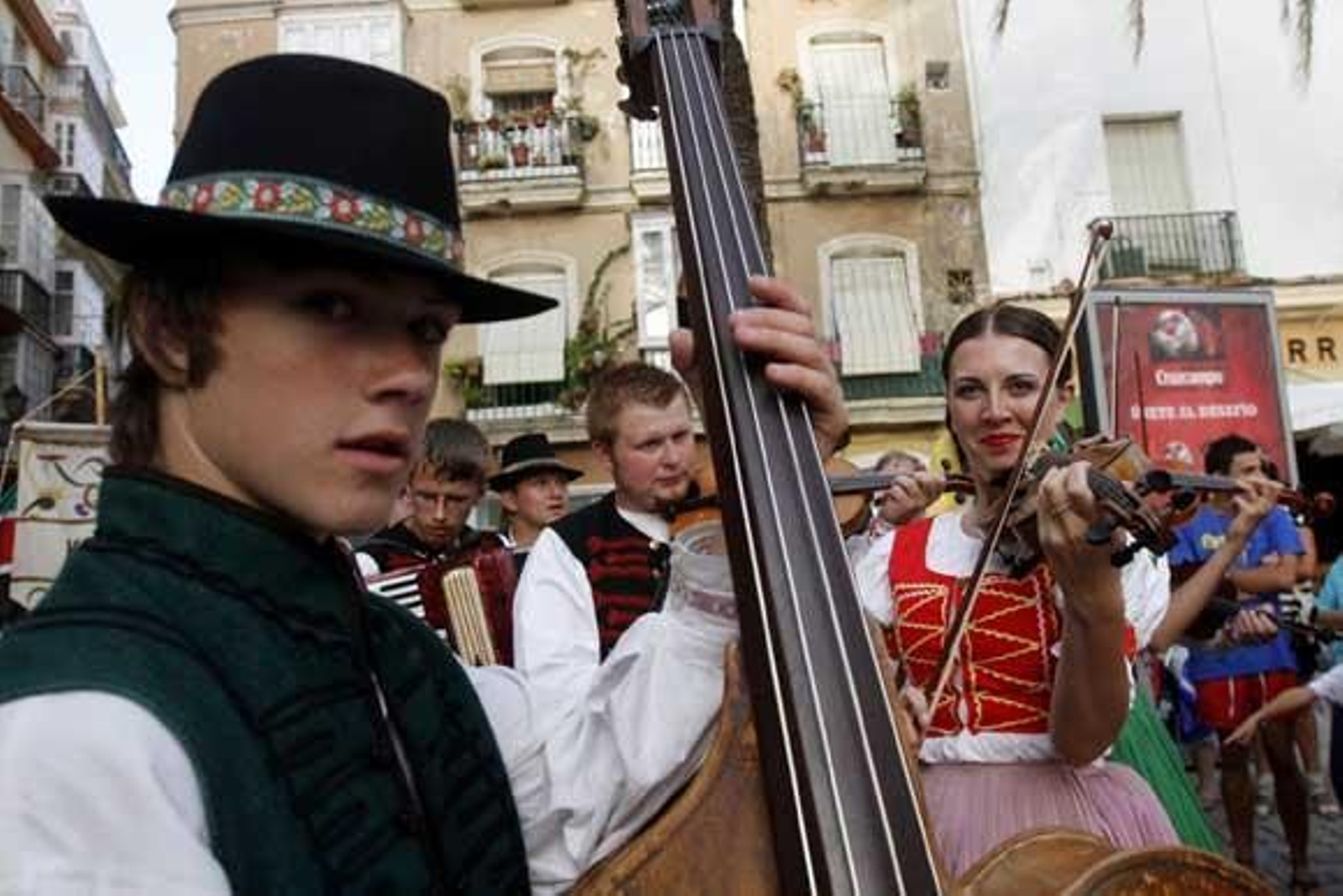 Los grupos participantes en el Festival desfilaron por el casco histórico de la capital para presentar sus bailes

Foto: Jose Braza-Lourdes de Vicente