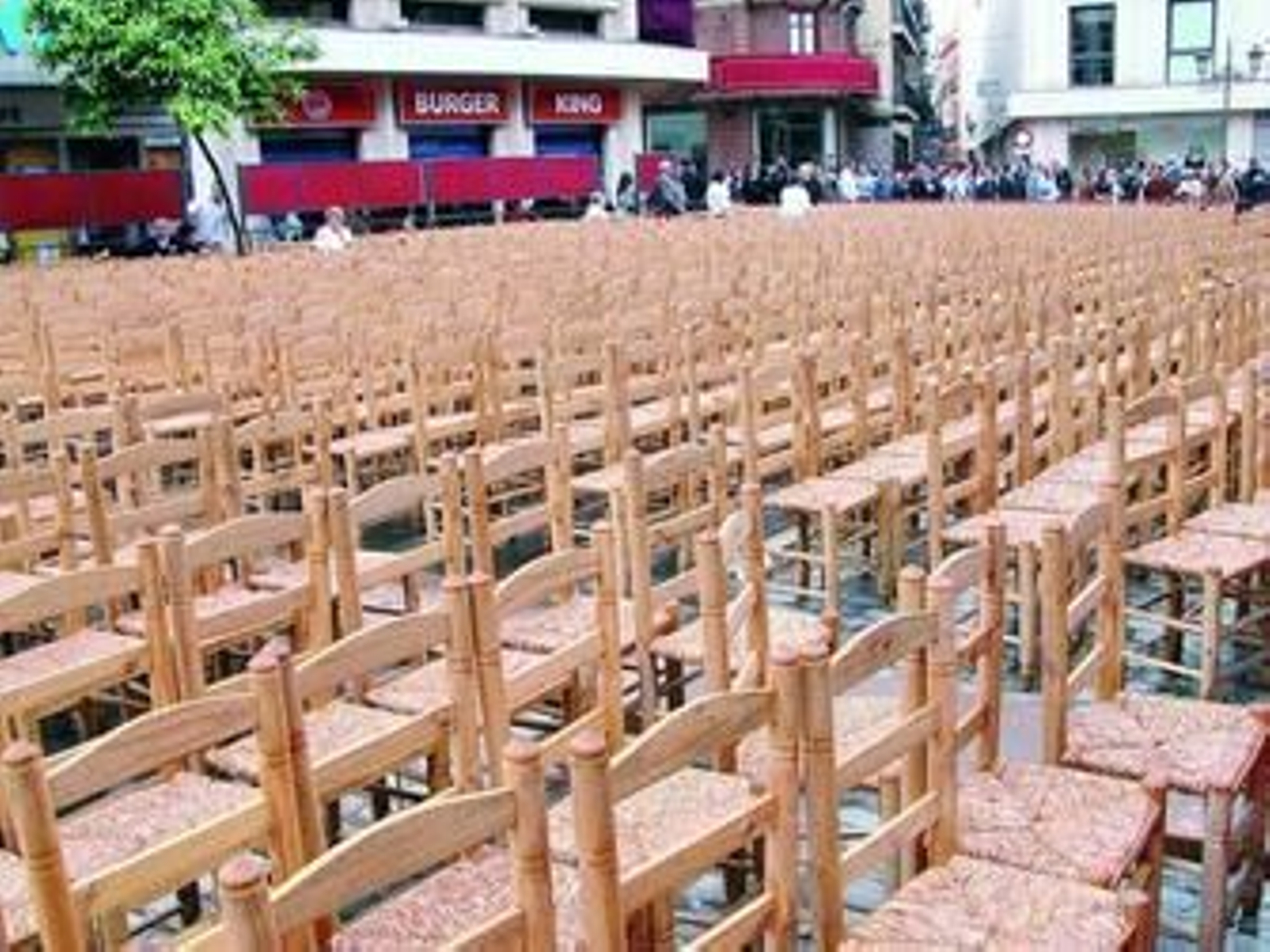 Sillas dispuestas en las parcelas de la Campana en una jornada de Semana Santa.
