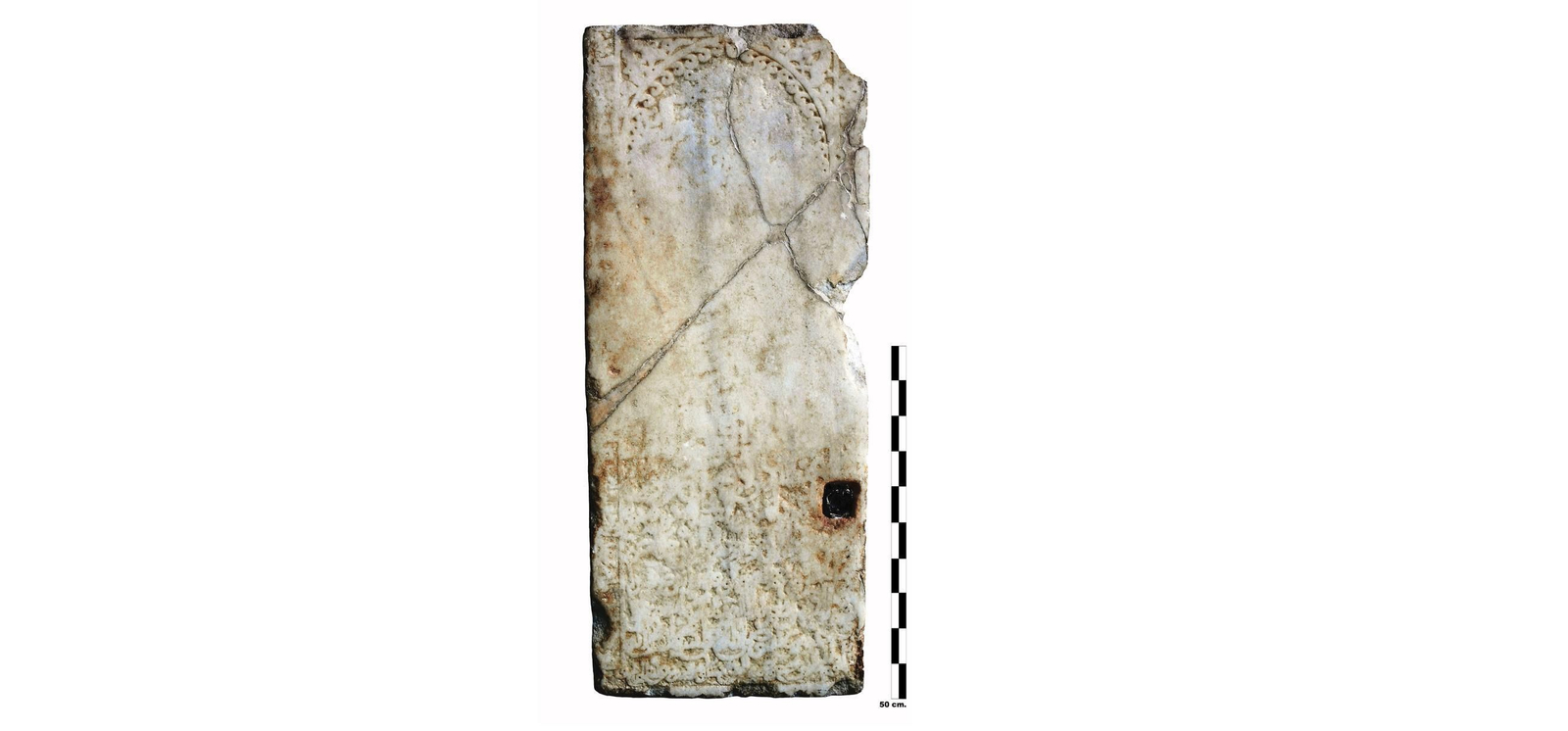 Lápida meriní hallada en la iglesia de San Dionisio de Jerez y que se expone en el Museo Arqueológico Municipal de la ciudad (n.º inventario: IG. 0837).