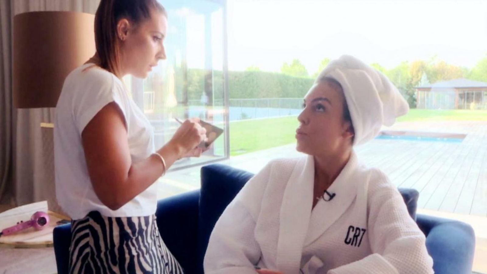 Georgina, durante su entrevista para el programa 'Ya es mediodía', de Telecinco, en su casa de Madrid.