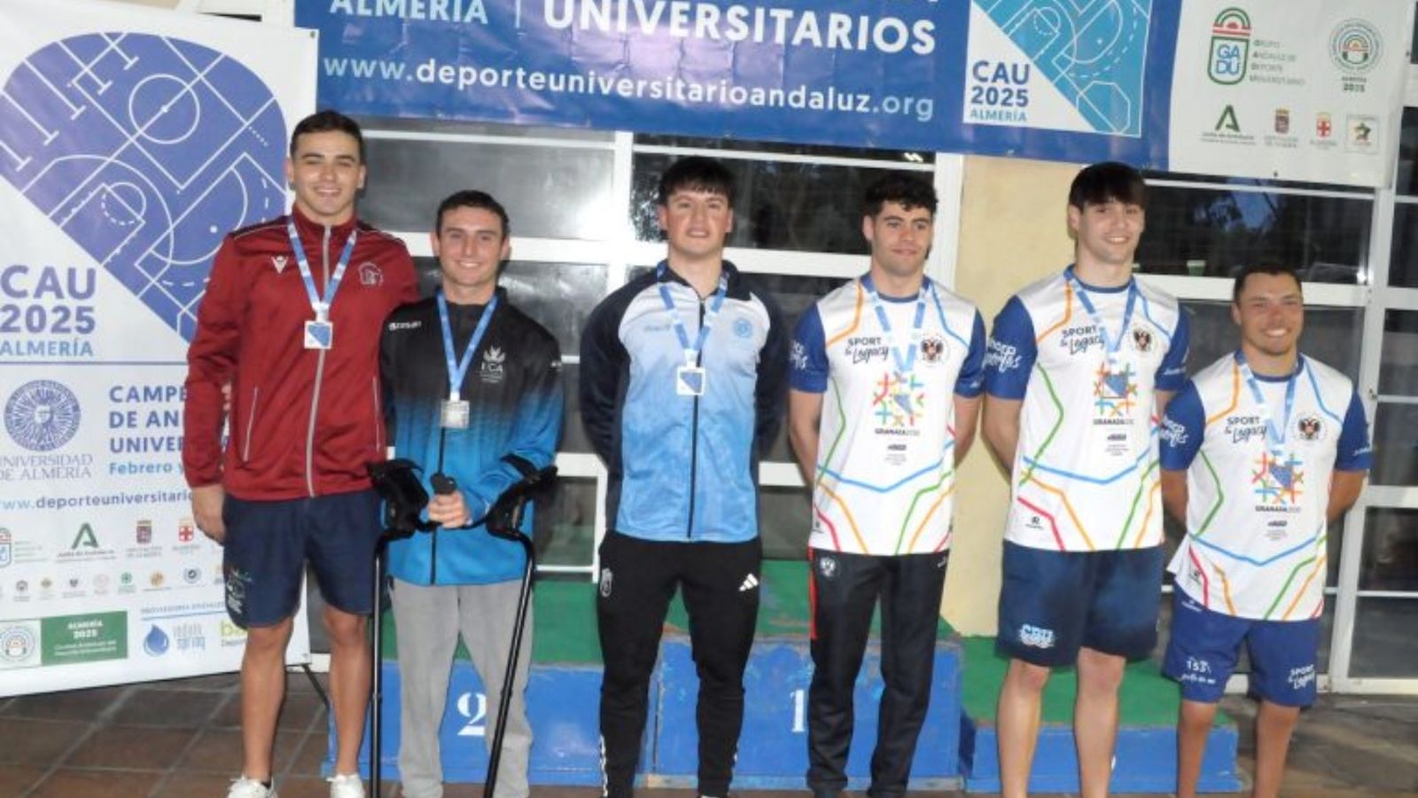 José Agustín Fernández, con la presea dorada en el podio.