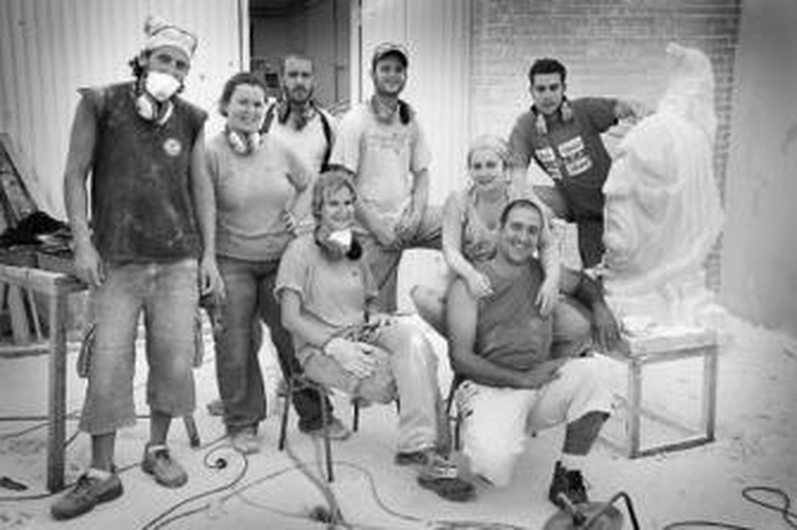 El grupo de artistas que han participado en este  Premio de Escultura.