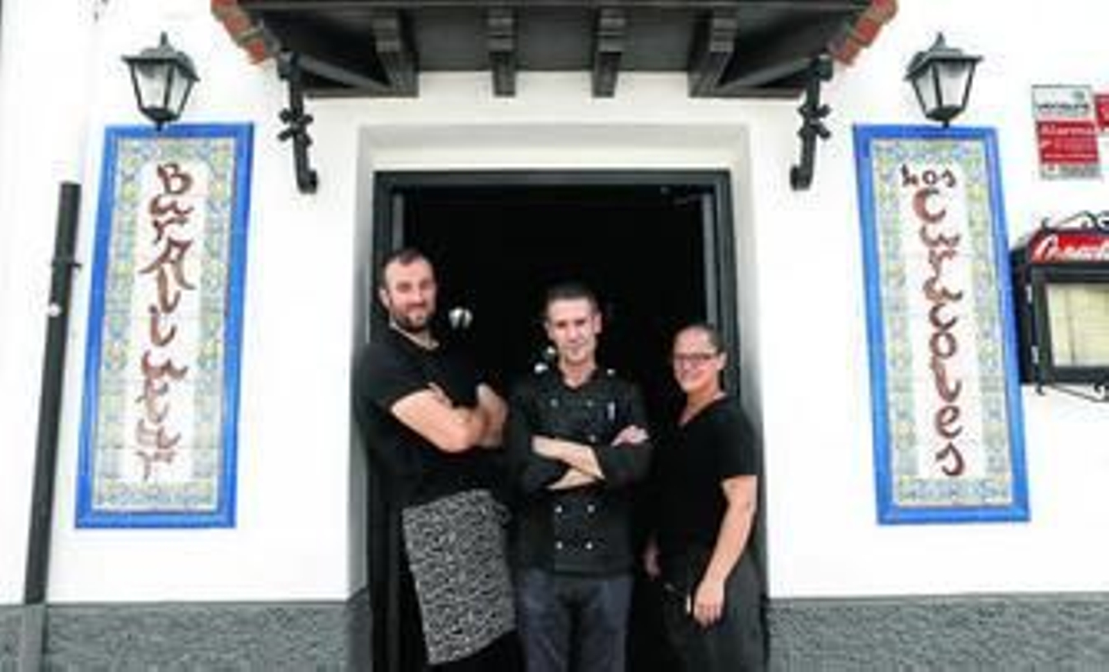 El cocinero de Los Caracoles, Luis Martínez, junto algunos de los trabajadores del restaurante.