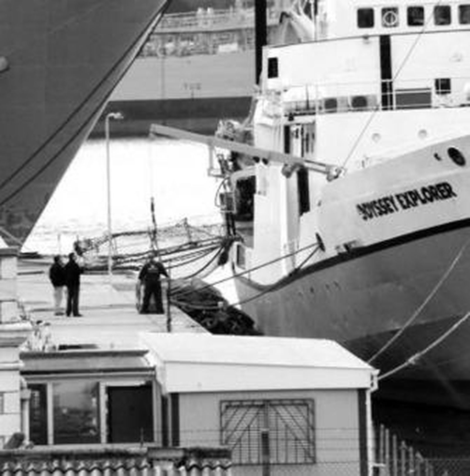 El Odyssey Explorer, atracado en Gibraltar en enero de 2006.