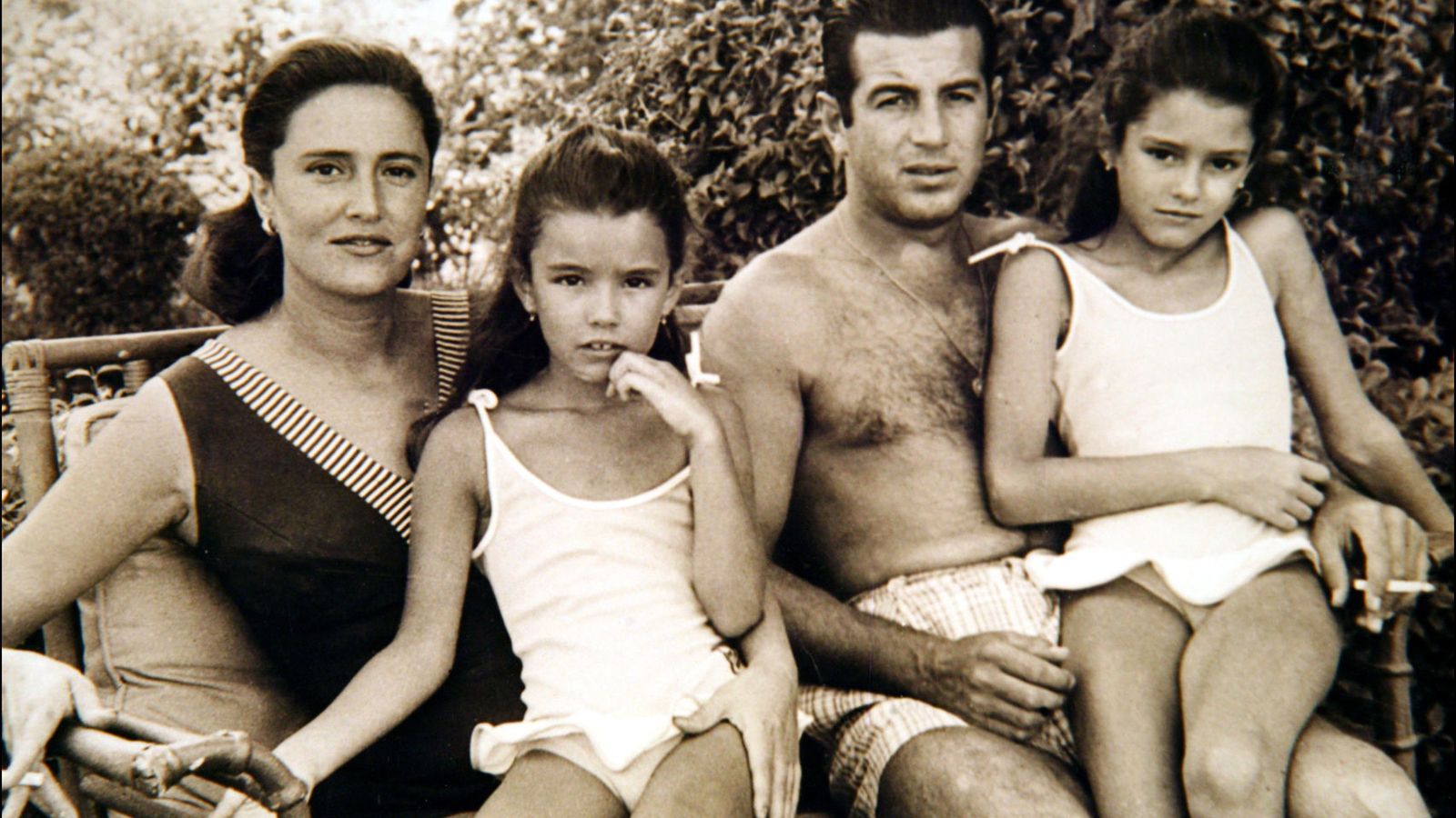 Foto familiar del diestro con su mujer, Carmina, y sus dos hijas.