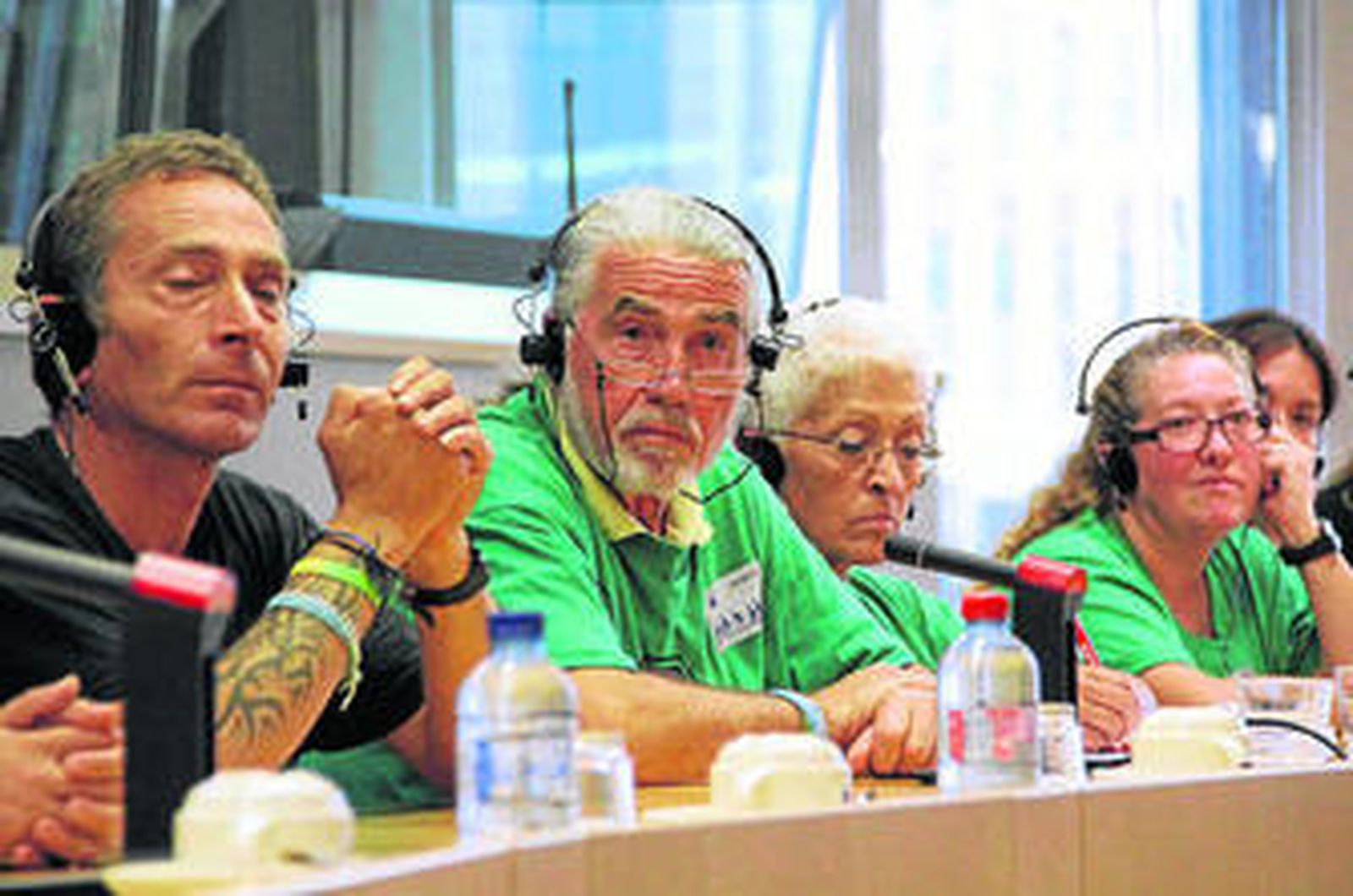 Los miembros de Stop Desahucios ayer en la Eurocámara para denuncia el "drama" de las hipoteca en España.