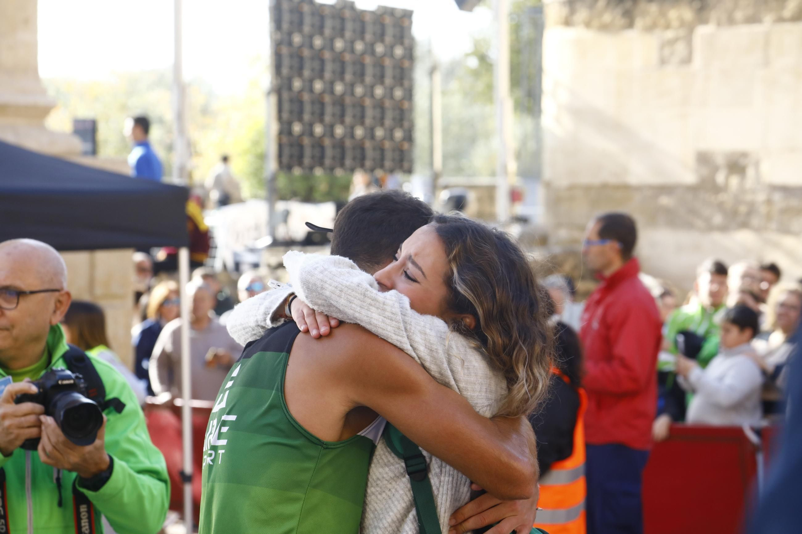 La gloria de cruzar la Puerta del Puente: las fotos de la línea de meta de la Media Maratón de Córdoba 2024